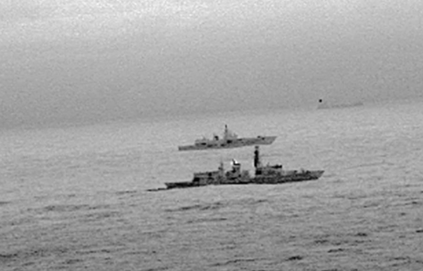 Tàu chiến Anh “hộ tống” tàu Nga trong kỳ nghỉ lễ