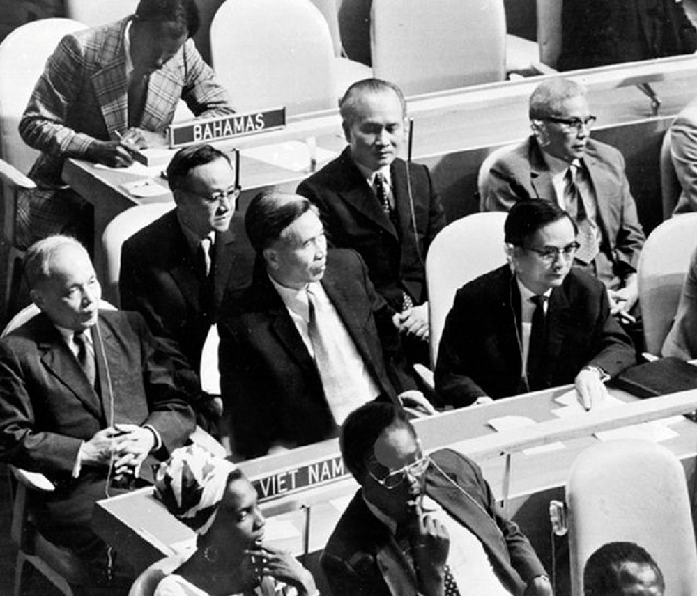Đoàn đại biểu Việt Nam do Bộ trưởng Ngoại giao Nguyễn Duy Trinh dẫn đầu, dự Kỳ họp thứ 32 Đại hội đồng Liên hợp quốc tại New York (Mỹ) ngày 20/9/1977. Kỳ họp đã thông qua Nghị quyết công nhận Việt Nam là thành viên của Liên hợp quốc.