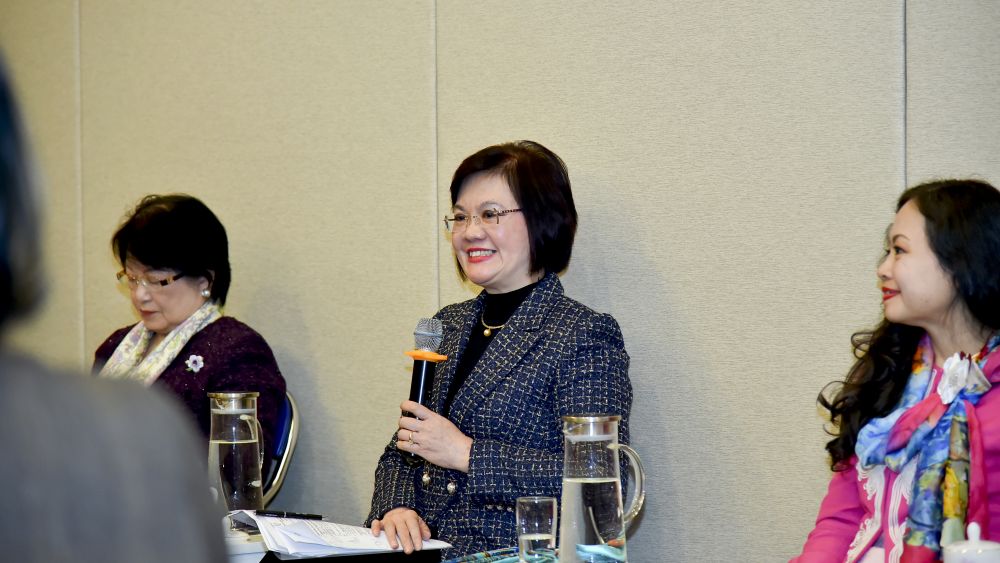 Đại sứ Nguyễn Nguyệt Nga (giữa) trong buổi gặp mặt cuối năm và giao lưu “Chị em chúng mình” do Ban Nữ công tổ chức ngày 30/12/2020, tại Hà Nội. (Ảnh: Tuấn Anh)