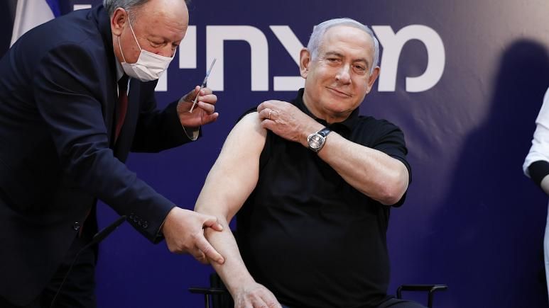 Thủ tướng Israel Benjamin Netanyahu tiêm vaccine ngừa Covid-19 tại Trung tâm Y tế Sheba ở Ramat Gan, Israel Nguồn AP