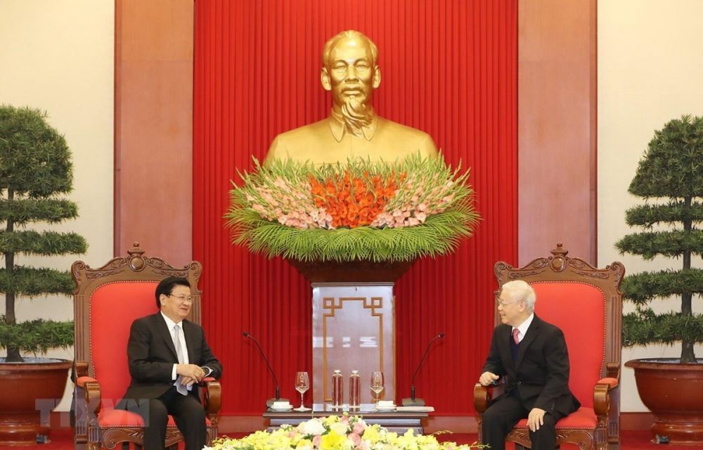 Tổng Bí thư, Chủ tịch nước Nguyễn Phú Trọng chúc mừng đồng chí Thongloun Sisoulith được bầu giữ chức Tổng Bí thư Đảng Nhân dân Cách mạng Lào khóa XI