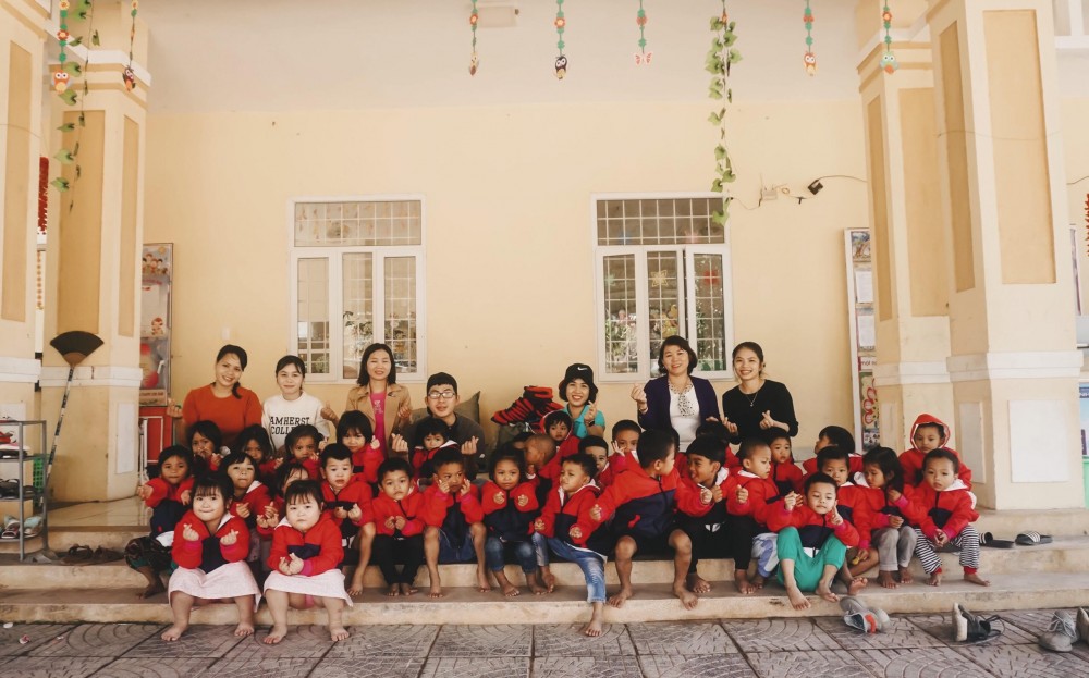 Luật cùng bạn bè tặng trẻ em áo vùng cao Dakrong, Quảng Trị thông qua sự đóng góp của cộng đồng. 