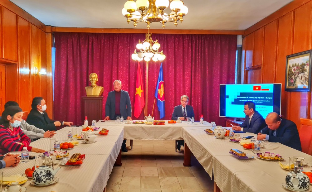 Ông Lê Hồ Khang, Chủ tịch Hội Doanh nghiệp Việt Nam tại Bulgaria thay mặt các doanh nghiệp cảm ơn
