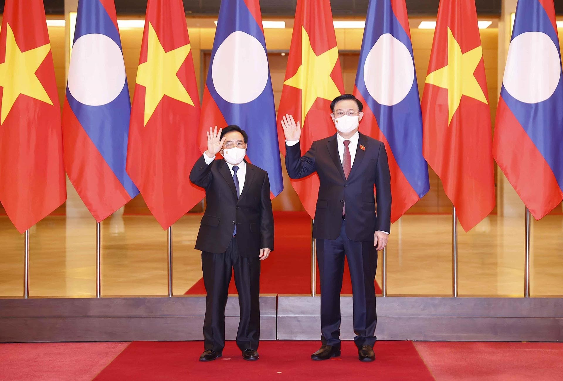 Chủ tịch Quốc hội Vương Đình Huệ và Thủ tướng Lào Phankham Viphavanh. (Nguồn: TTXVN)