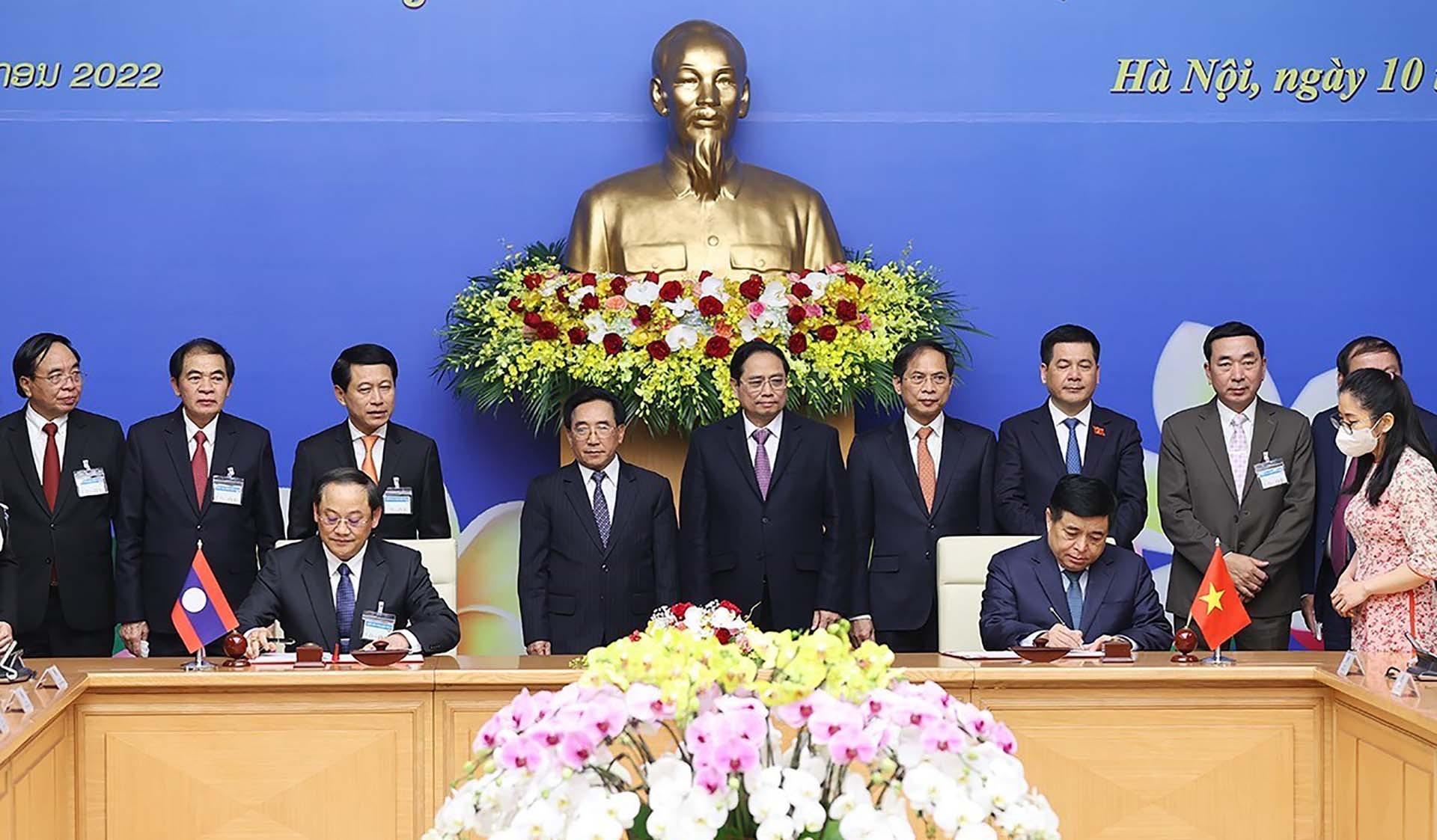 Thủ tướng Phạm Minh Chính và Thủ tướng Lào Phankham Viphavanh chứng kiến Lễ ký Biên bản kỳ họp thứ 44 Uỷ ban Liên Chính phủ về hợp tác song phương Việt Nam-Lào. (Nguồn: TTXVN)