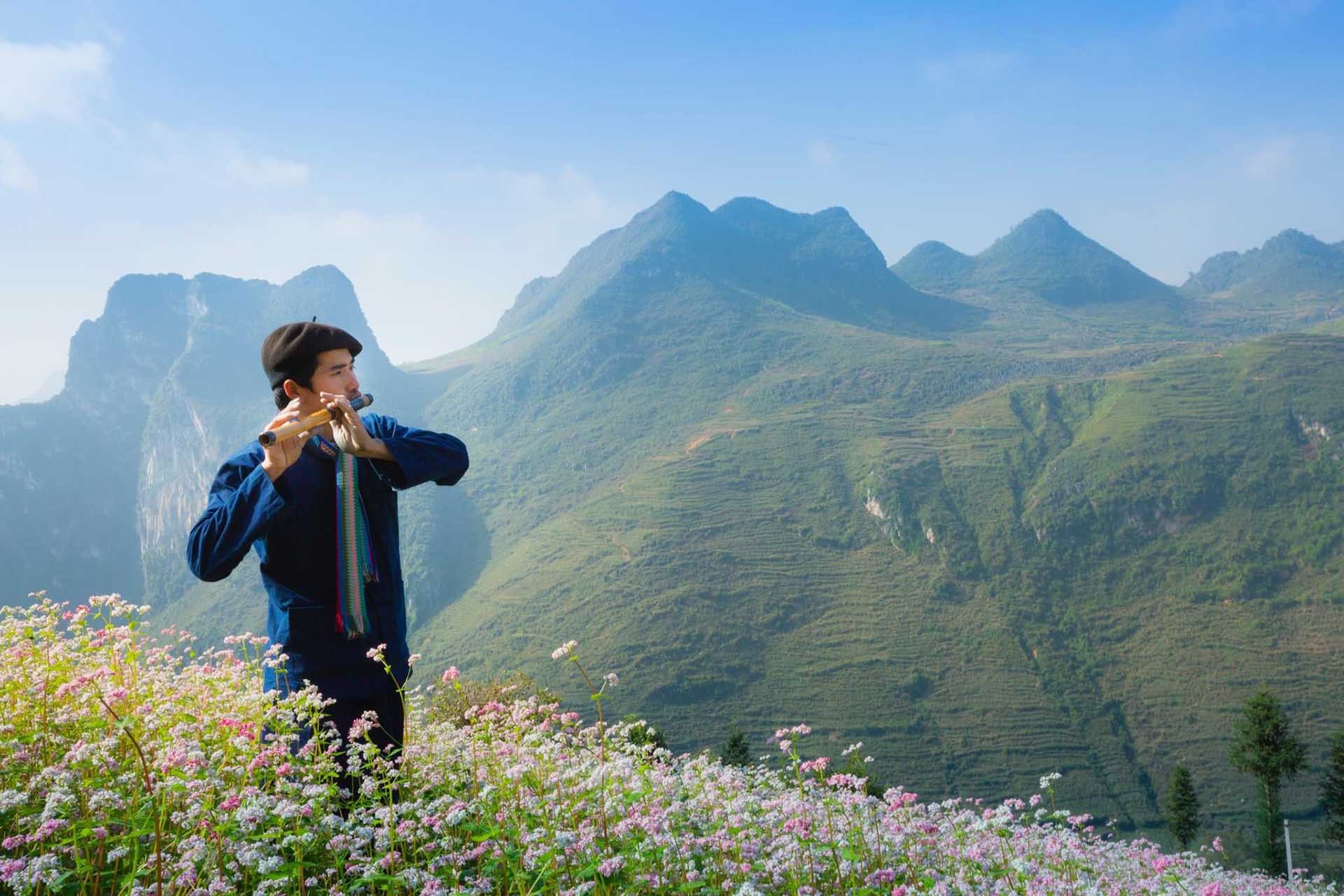 Chàng nghệ sĩ thổi sáo A Páo. (Ảnh: NVCC)