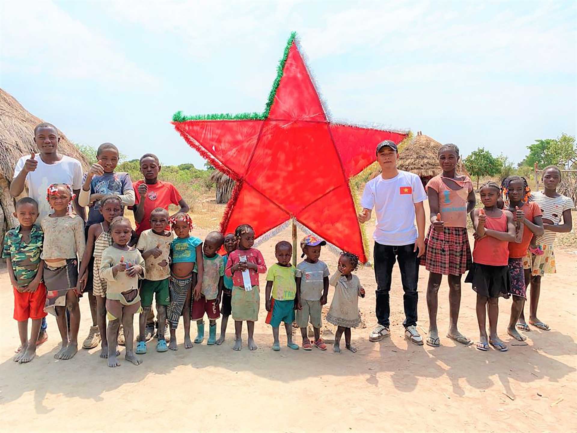 Anh Phạm Quang Linh cùng người dân và trẻ em Angola. (Ảnh: NVCC)