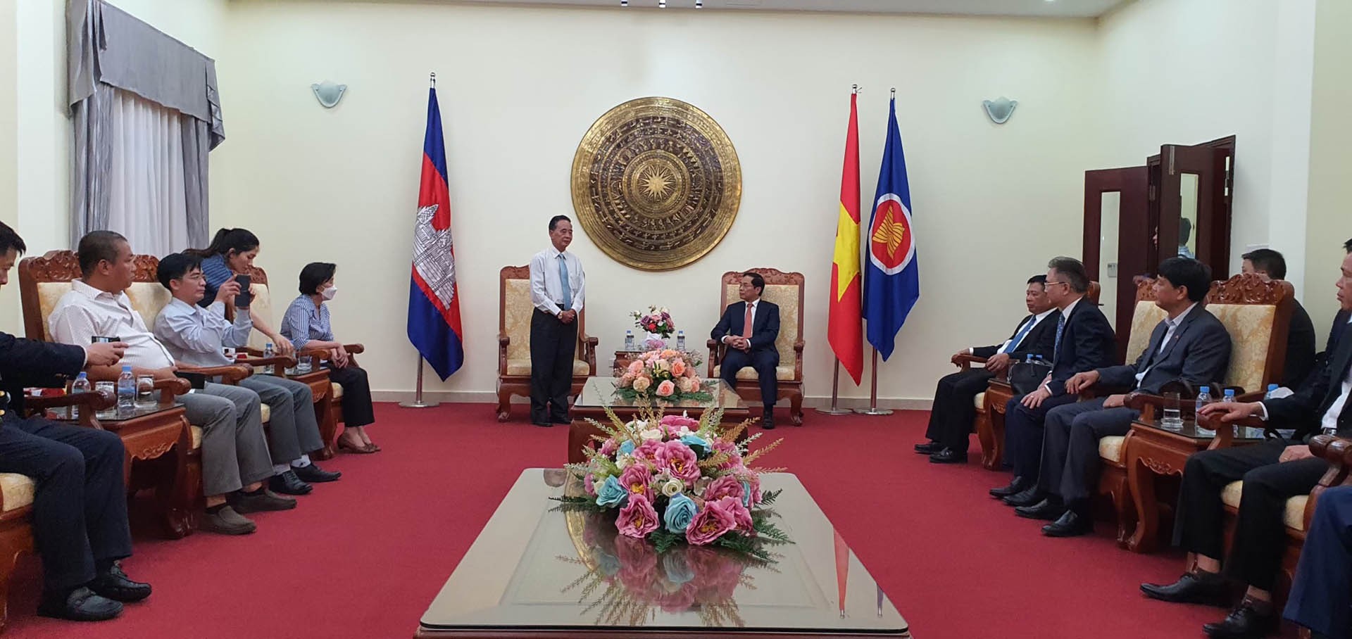 Bộ trưởng Ngoại giao Bùi Thanh Sơn trao quà Tết tặng bà con cộng đồng tại Campuchia gặp khó khăn do dịch Covid-19.