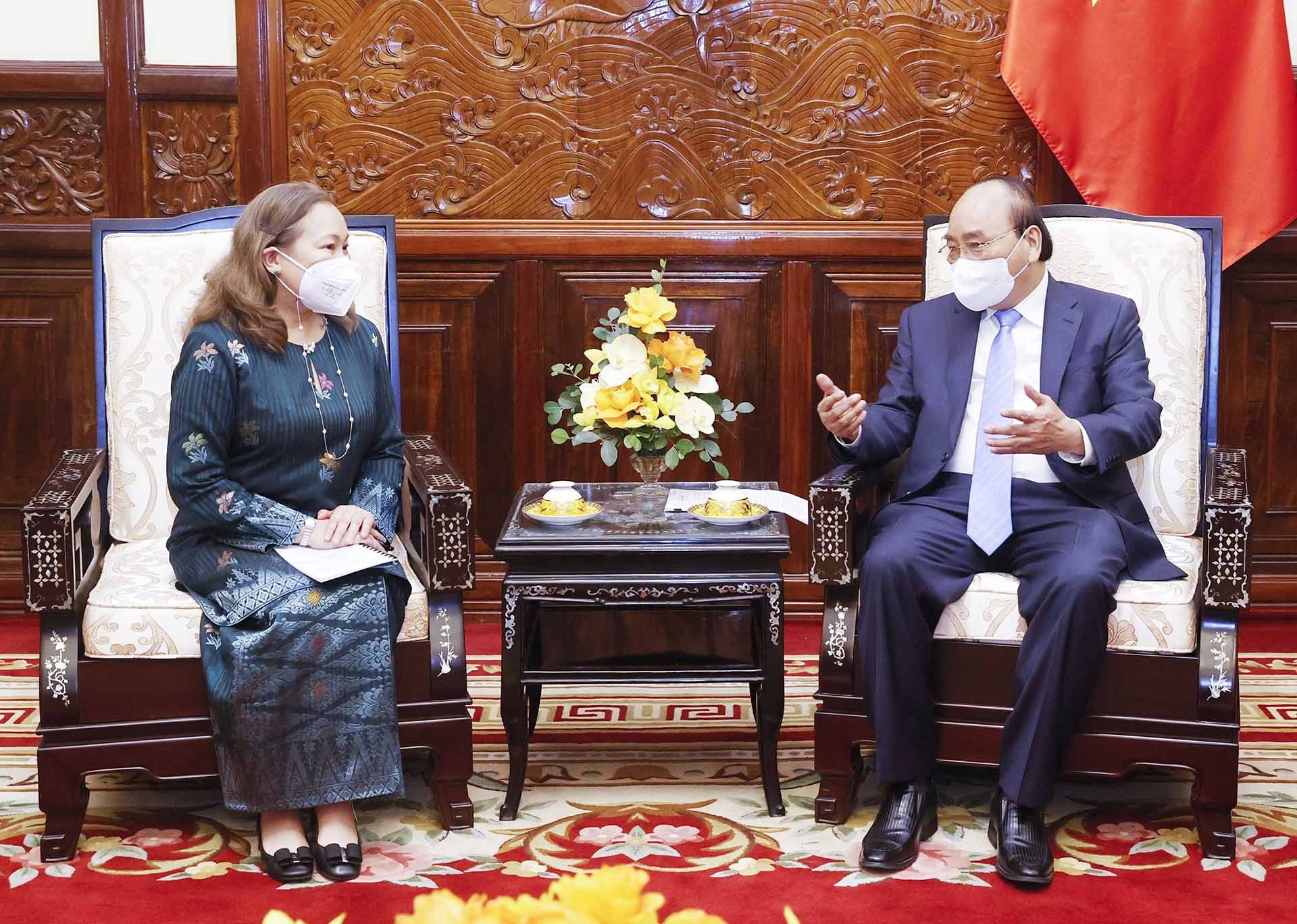 Chủ tịch nước Nguyễn Xuân Phúc tiếp bà Dato Sharifah Norhana Syed Mustaffa, Đại sứ Malaysia tại Việt Nam. (Nguồn: TTXVN)