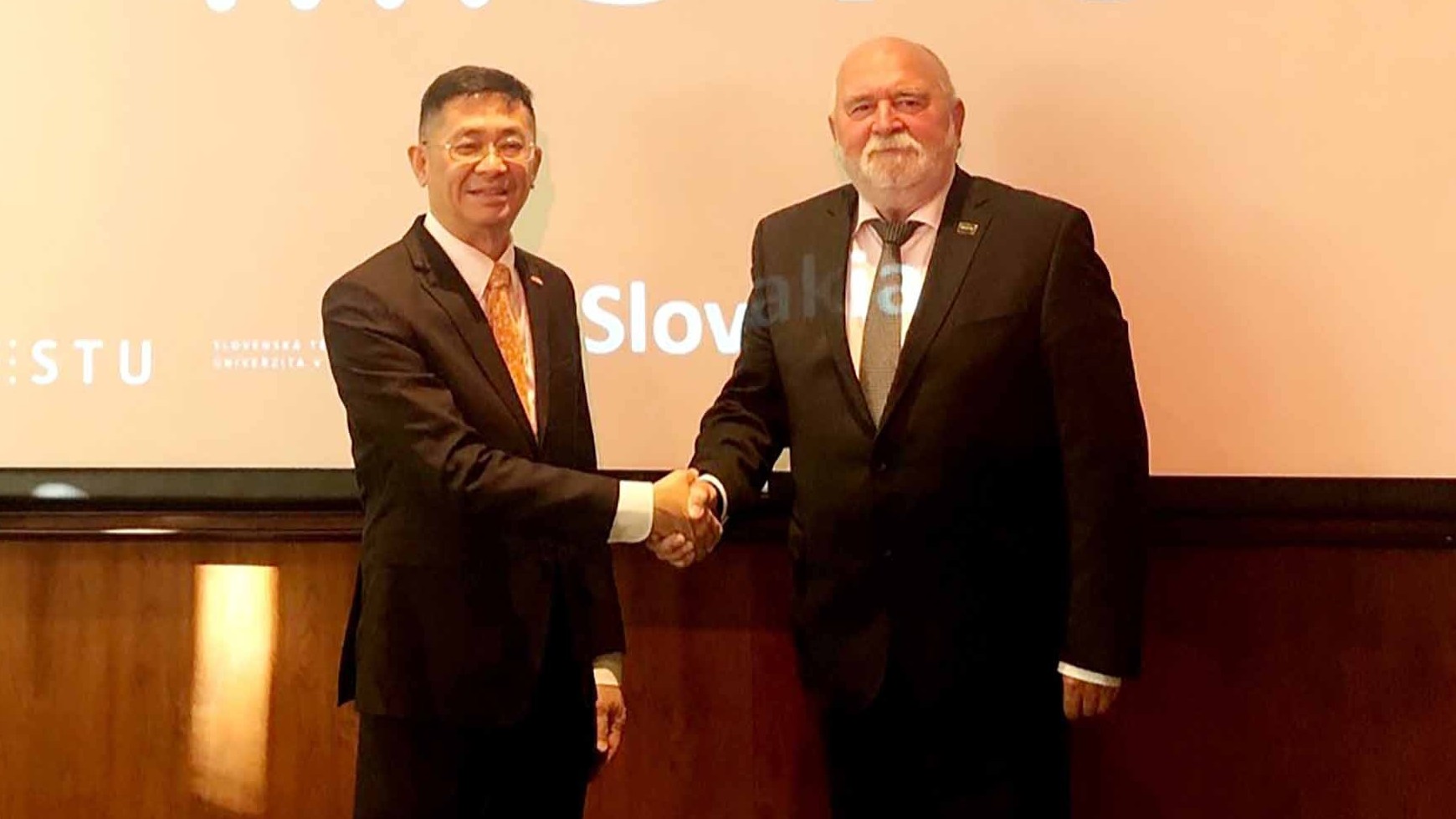 Đẩy mạnh hợp tác giáo dục giữa trưởng Đại học Kỹ thuật Slovakia với các trường Đại học Việt Nam
