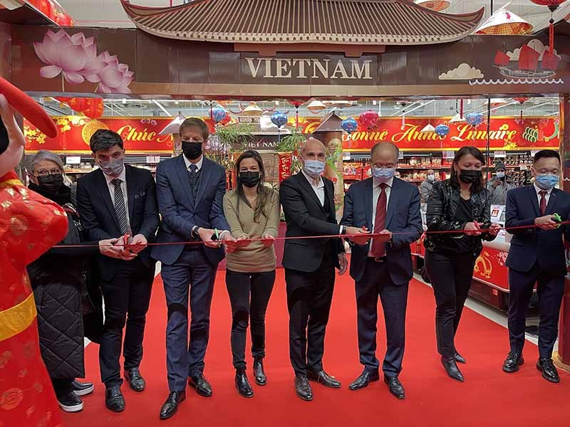 Đại sứ Đinh Toàn Thắng cùng lãnh đạo Tập đoàn Carrefour và thành phố Ormesson cắt băng khai trương Tuần lễ Tết Nguyên đán Việt Nam tại chuỗi siêu thị Carrefour. (Nguồn: TTXVN)