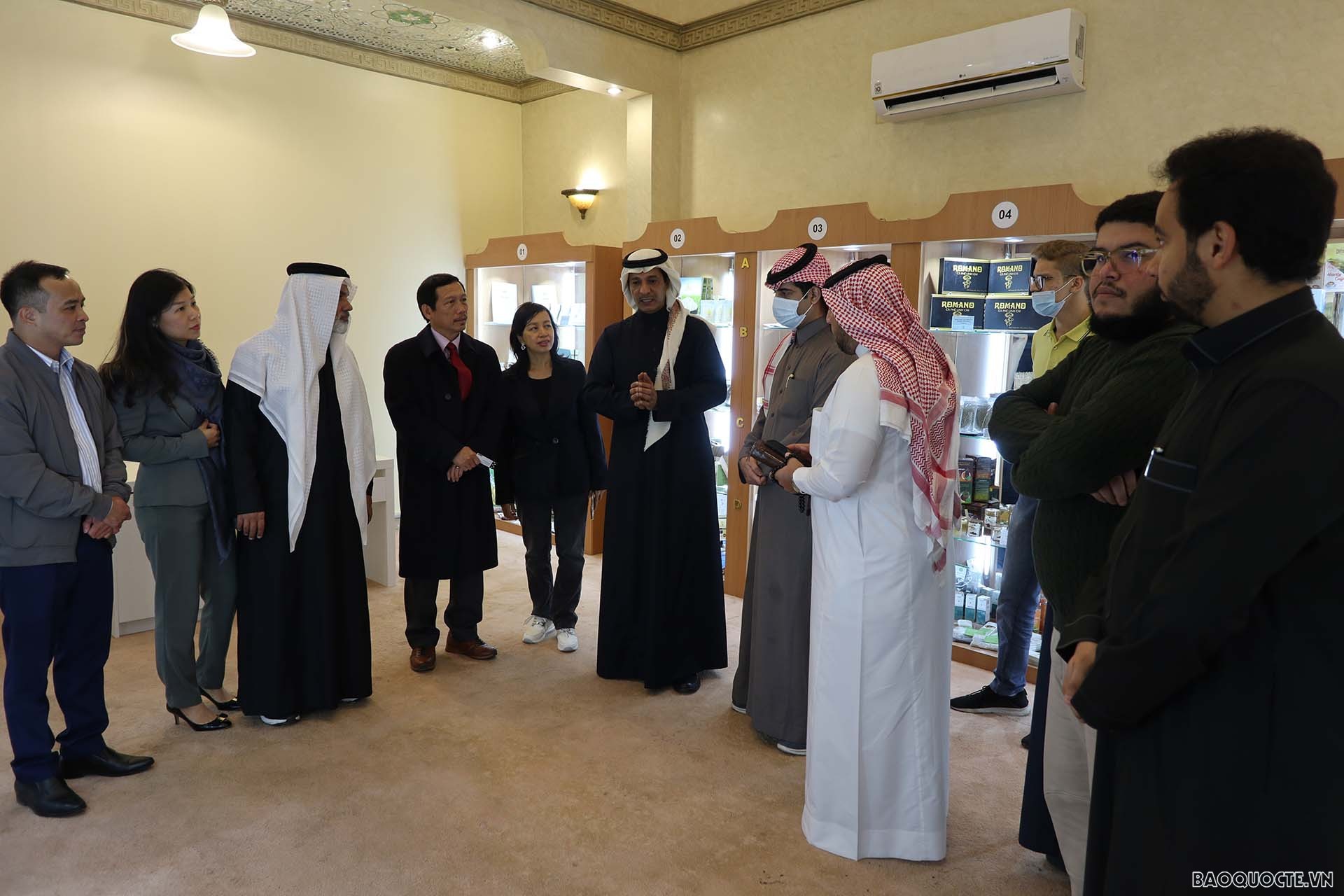 Các doanh nghiệp Riyadh Chamber thăm Phòng Giới thiệu sản phẩm xuất khẩu của Đại sứ quán.