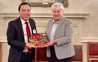 Đại sứ Nguyễn Hoàng Long và làm việc với Nữ Nam tước Annabel Goldie, Quốc Vụ khanh Bộ Quốc phòng Anh phụ trách quan hệ với Việt Nam.
