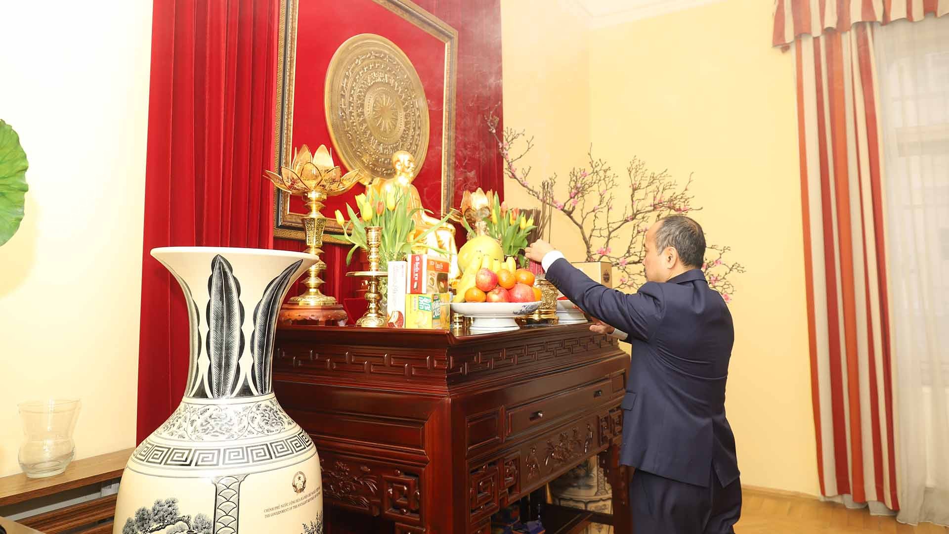 Đại sứ Nguyễn Trung Kiên dâng hương tưởng niệm Chủ tịch Hồ Chí Minh.