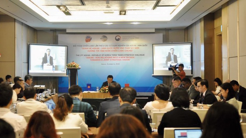 Tiến sĩ Nguyễn Hùng Sơn phát biểu khai mạc Đối thoại chiến lược các cơ quan nghiên cứu ASEAN - Hàn Quốc lần thứ hai, mang tên Quan hệ ASEAN - Hàn Quốc trong thập kỷ mới: Hướng tới tầm nhìn chiến lược chung theo hình thức trực tuyến, ngày 6/10/2020. (Ảnh: Quang Đào)