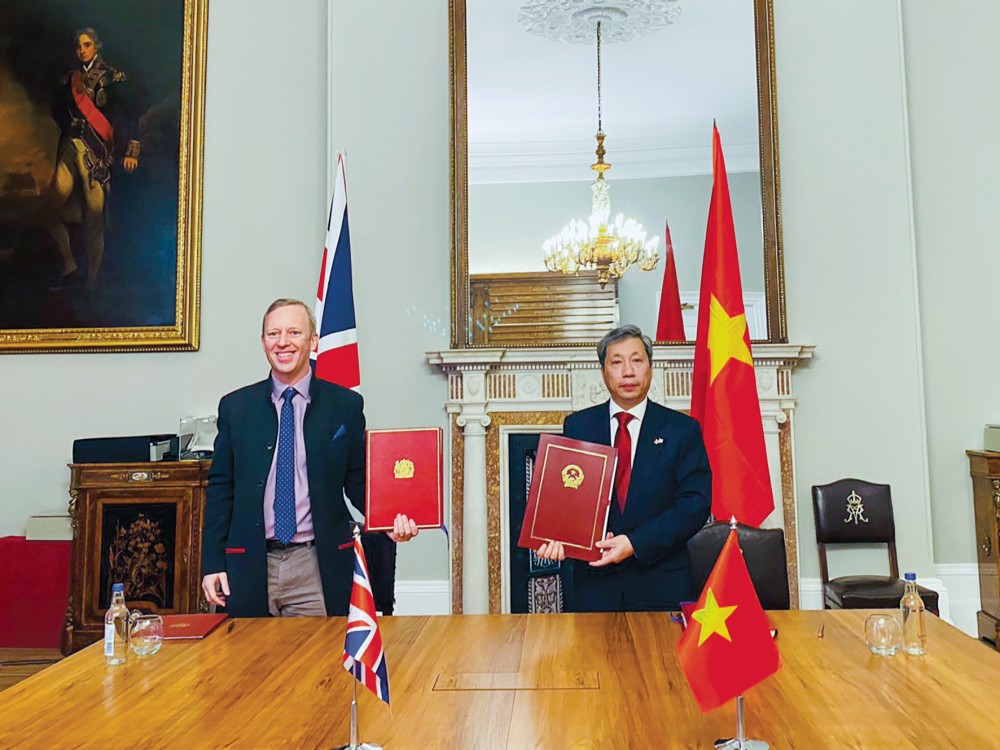 Đại sứ Anh tại Việt Nam Gareth Ward và Đại sứ Việt Nam tại Anh Trần Ngọc An được ủy quyền đại diện Chính phủ hai nước chính thức ký kết Hiệp định UKVFTA tại London ngày 29/12/2020. (Nguồn: ĐSQ Việt Nam tại Anh)