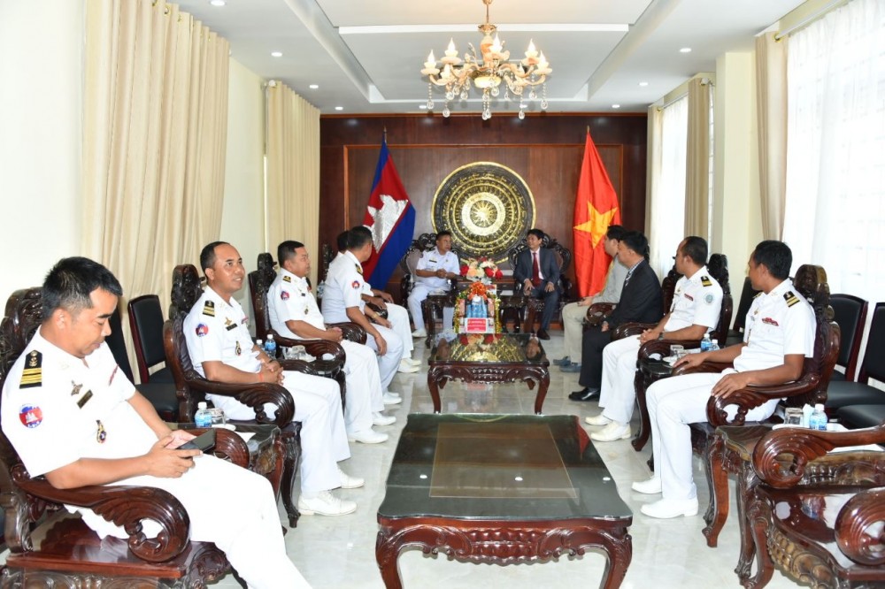 Trung tướng Hải quân Mey Dina, Phó Chỉ huy kiêm Tham mưu trưởng Căn cứ Hải quân Ream đã đến chúc mừng Tổng Lãnh sự quán Việt Nam tại tỉnh Preah Sihanouk nhân dịp Tết nguyên đán Tân Sửu.