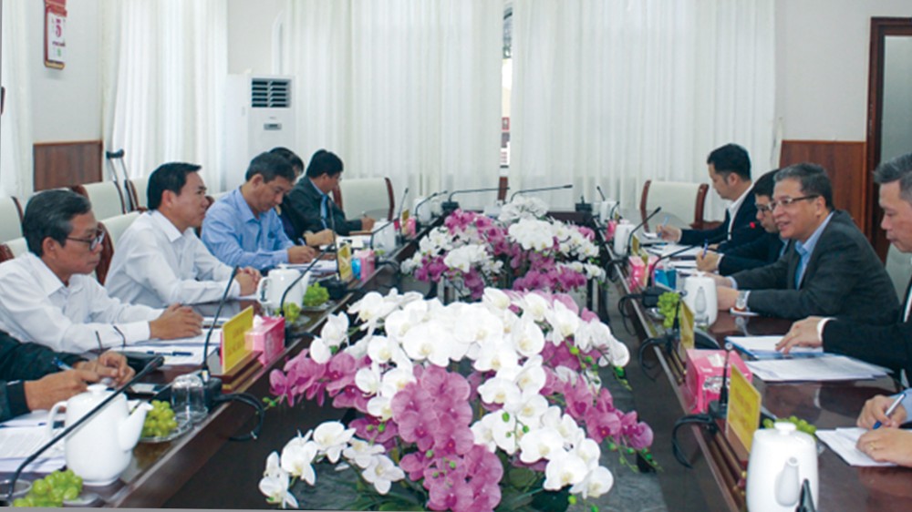 Thứ trưởng Ngoại giao Đặng Minh Khôi thăm và làm việc tại Văn phòng Công ty Cổ phần Điện Mặt trời Sunseap Links Việt Nam, ngày 5/1/2021. (Ảnh: TGCC)