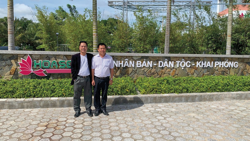 Ông Nguyễn Hoài Bắc và ông Lê Vi - Chủ tịch HĐQT trường THPT Hoa Sen. (Ảnh: TGCC)