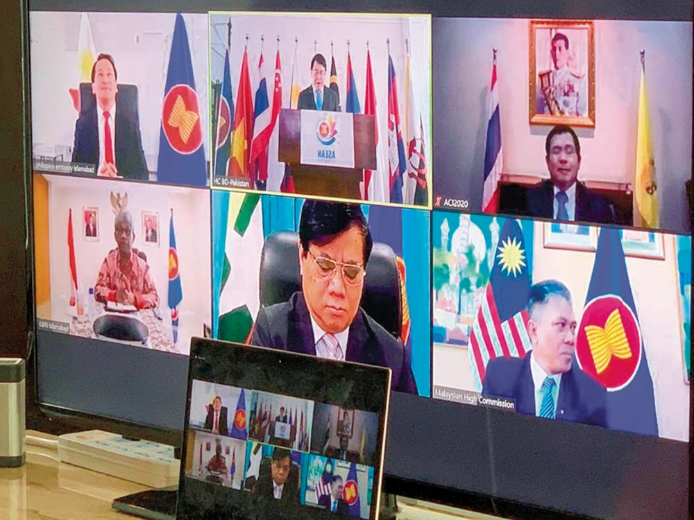 Một buổi họp trực tuyến Ủy ban ASEAN do Đại sứ Phạm Hoàng Kim chủ trì. (Ảnh: TGCC)