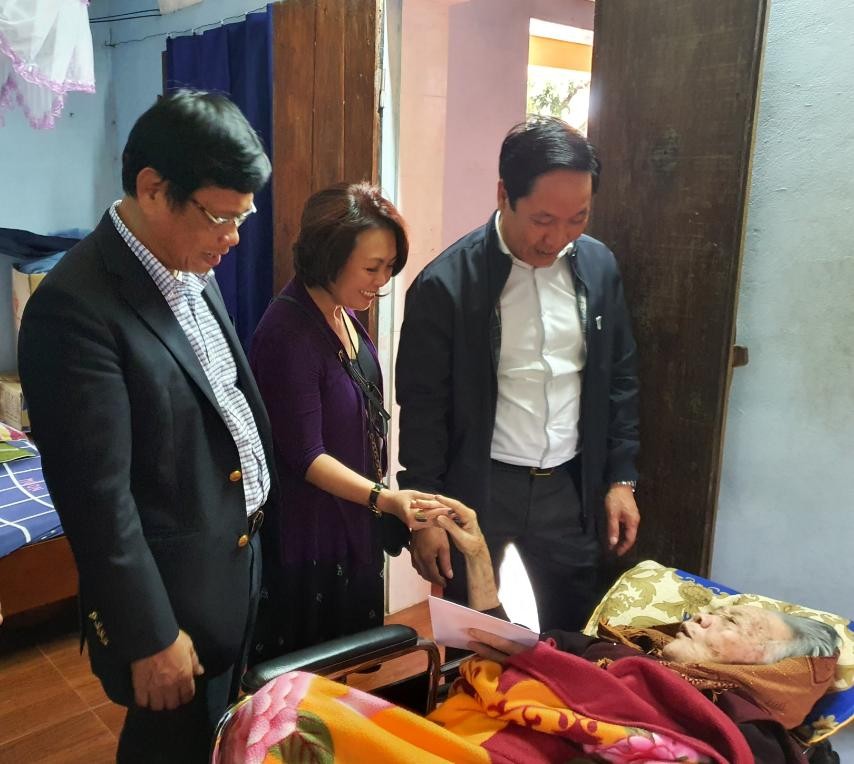 Đoàn công tác chúc sức khỏe và trao quà cho mẹ Trần Thị Tình, xã Nguyên Lý, huyện Lý Nhân, Hà Nam.