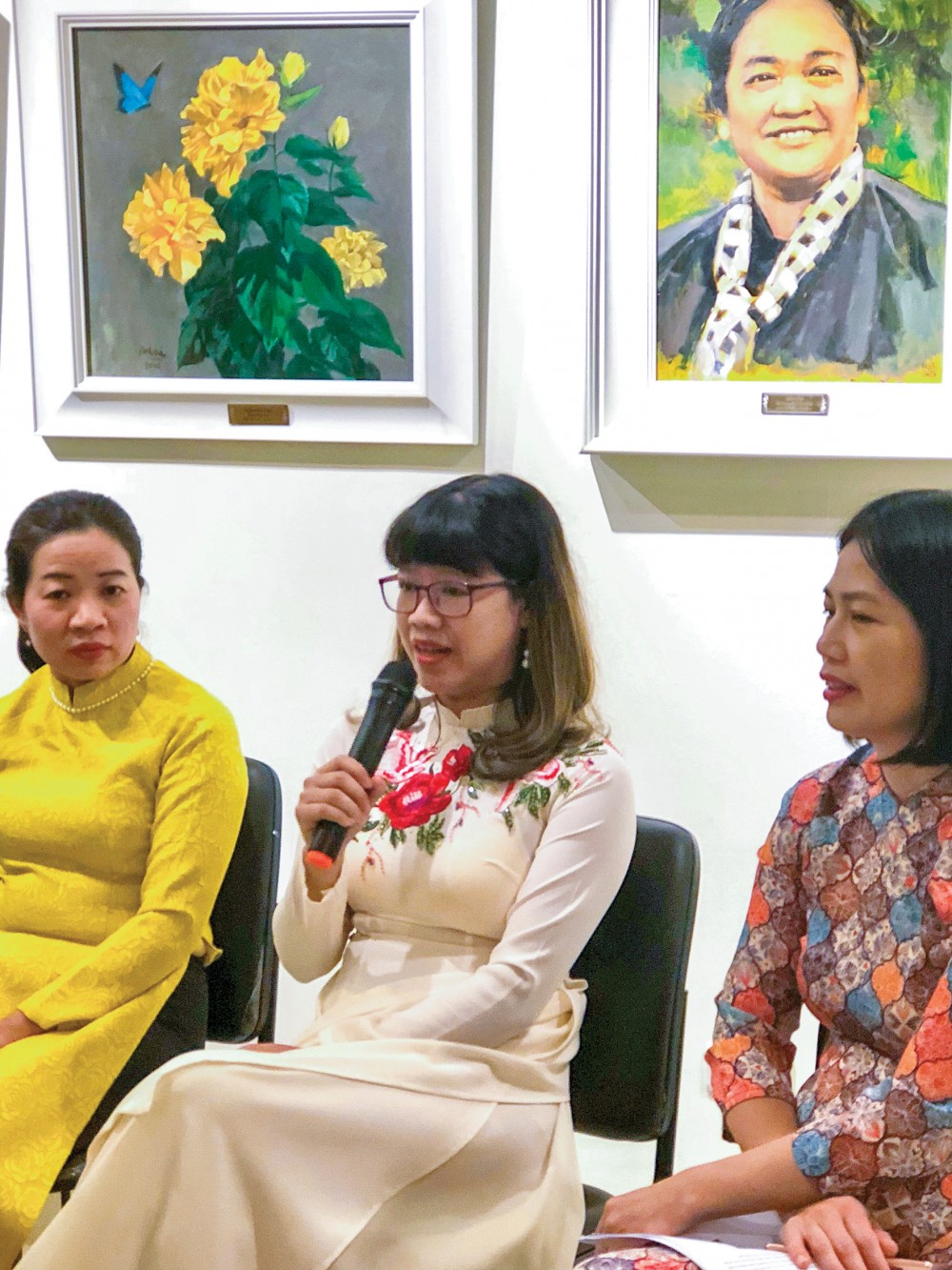 Bác sĩ Hải Ninh tại một Hội thảo về vai trò của phụ nữ, tháng 12/2020.