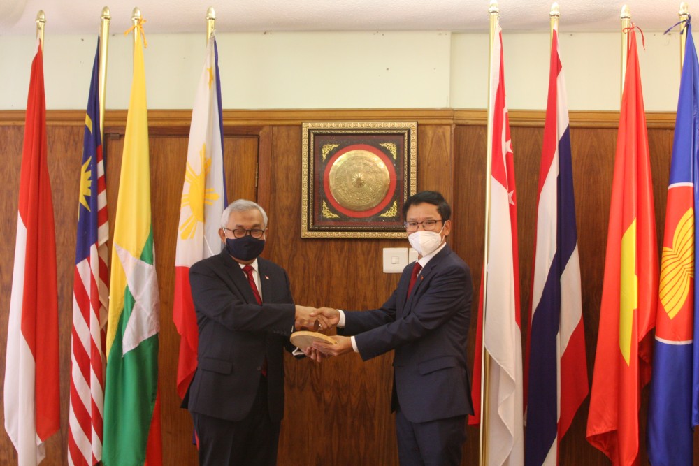 Đại sứ Việt Nam Hoàng Văn Lợi (phải) bàn giao vai trò Chủ tịch Ủy ban ASEAN tại Pretoria (APC) 2021 cho Đại sứ Indonesia Salman Al Farisi (trái).