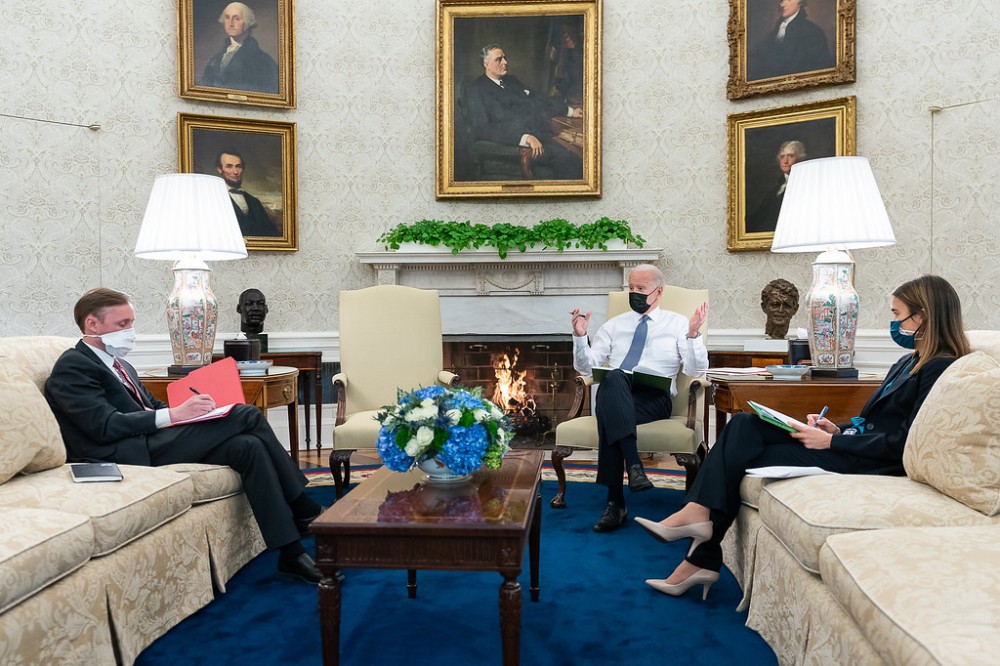 Tổng thống Joe Biden thảo luận cùng Cố vấn an ninh quốc gia Jake Sullivan và Giám đốc cao cấp đặc trách châu Âu thuộc NSC Amanda Sloat tại Phòng Bầu dục trước cuộc điện đàm. (Nguồn: WH)