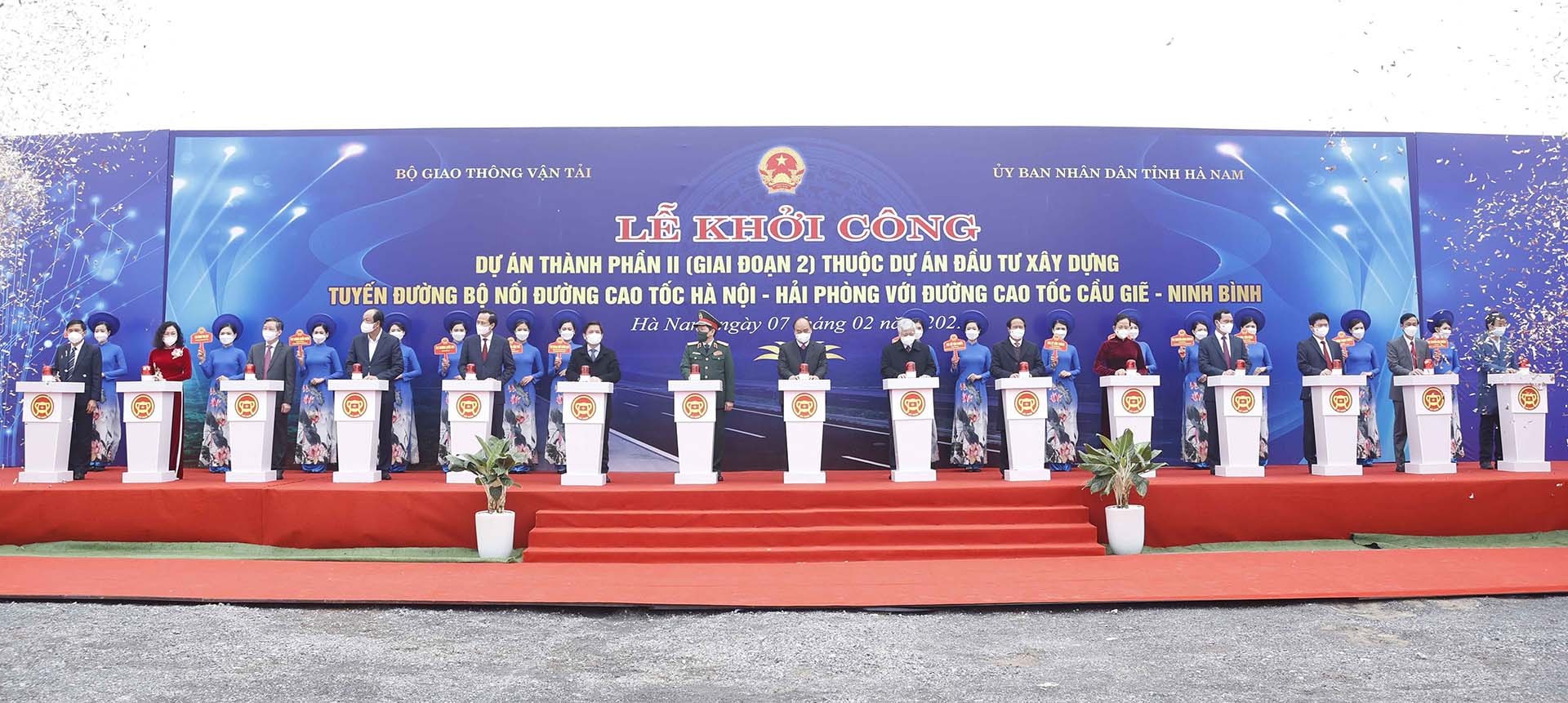 Chủ tịch nước Nguyễn Xuân Phúc và các đại biểu thực hiện nghi thức khởi công. (Nguồn: TTXVN)