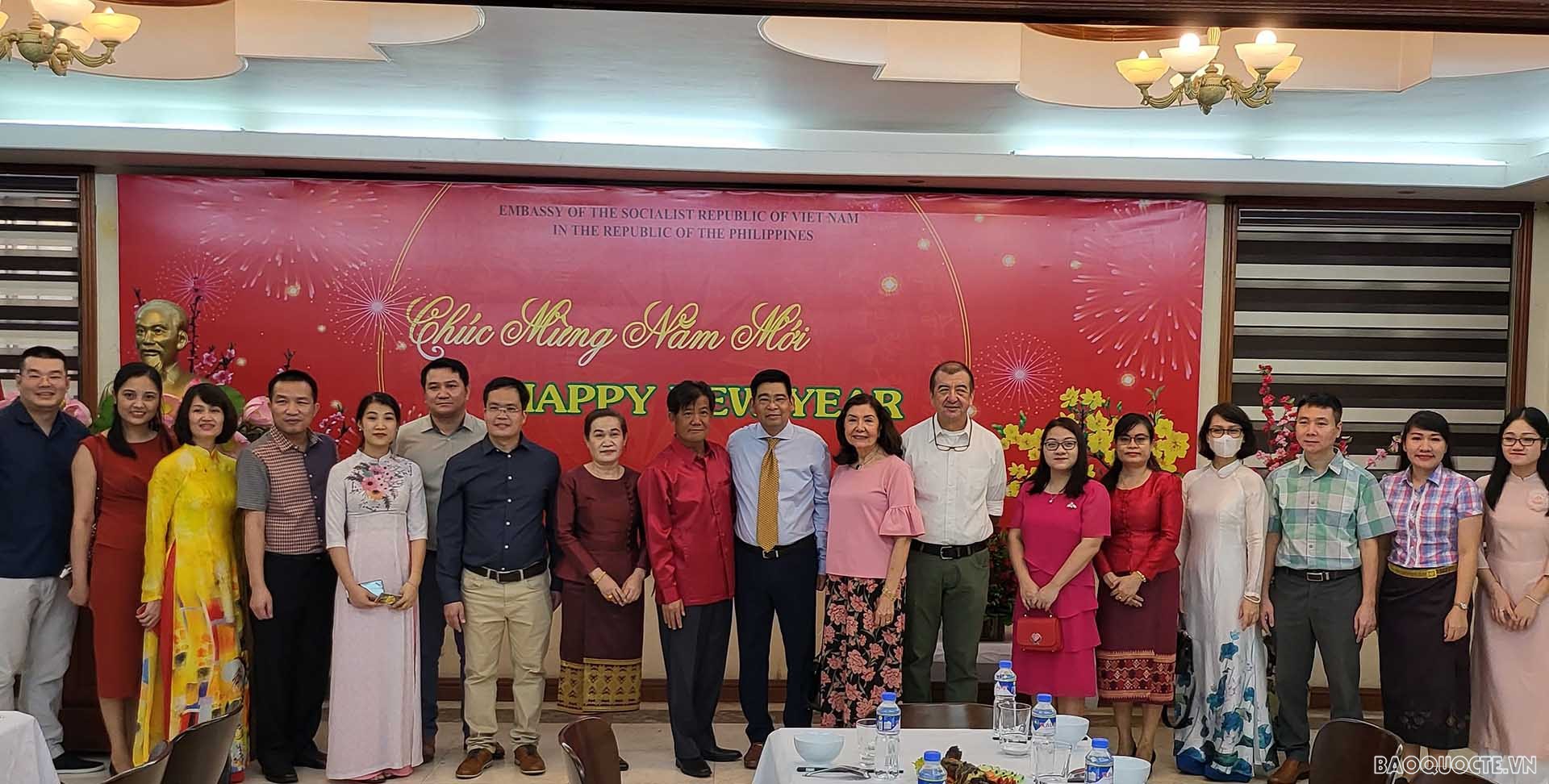 Đoàn cán bộ, nhân viên Đại sứ quán Lào chung vui đón Tết cùng Đại sứ quán Việt Nam và đại diện cộng đồng người Việt Nam tại Philippines.