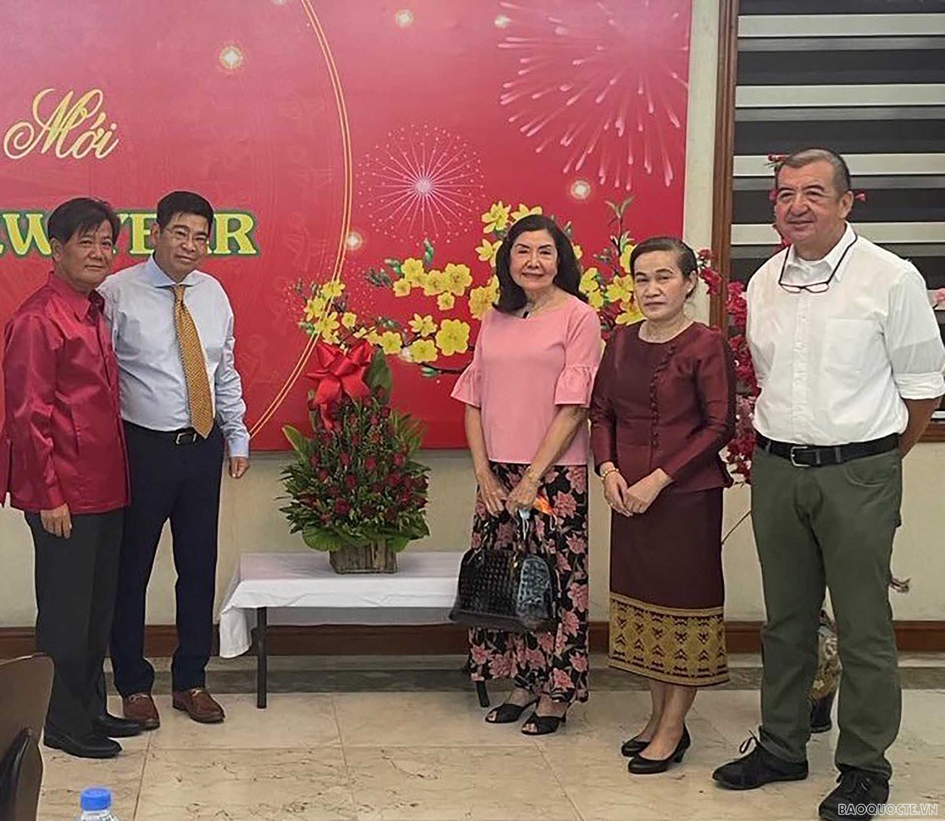 Đại sứ Lào và phu phân tặng hoa chúc mừng, chụp ảnh lưu niệm cùng Đại sứ Hoàng Huy Chung và đại diện bà con Kiều bào. 