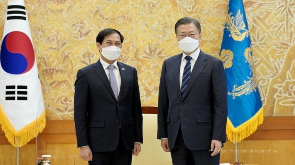 Bộ trưởng Ngoại giao Bùi Thanh Sơn hội kiến với Tổng thống Hàn Quốc Moon Jae-in.
