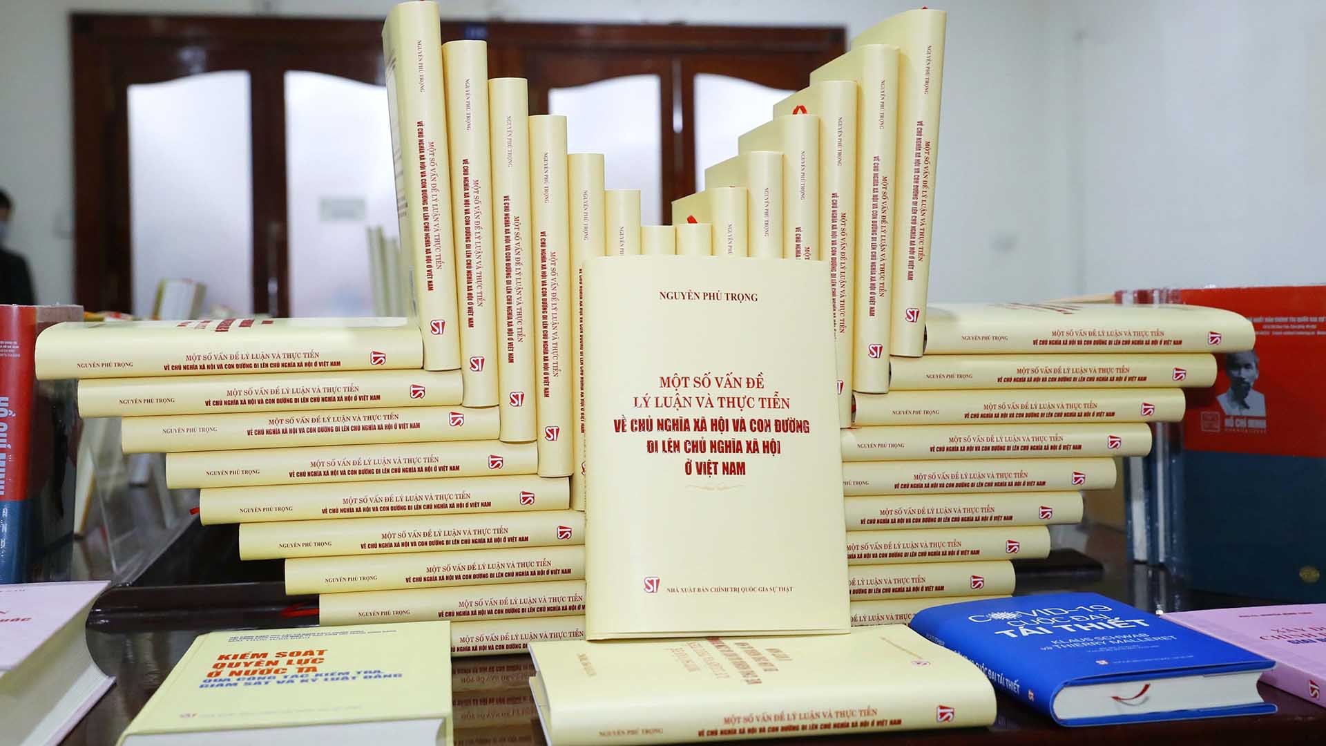 Ra mắt cuốn sách "Một số vấn đề lý luận và thực tiễn về chủ nghĩa xã hội và con đường đi lên chủ nghĩa xã hội ở Việt Nam” của Tổng Bí thư Nguyễn Phú T
