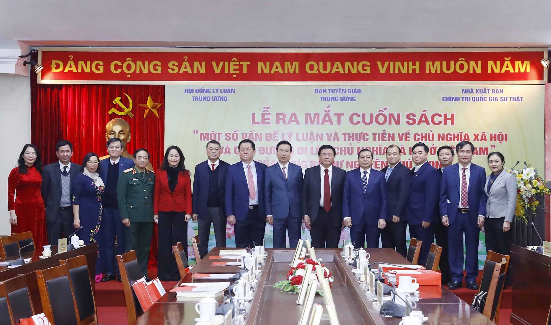 Ra mắt cuốn sách "Một số vấn đề lý luận và thực tiễn về chủ nghĩa xã hội và con đường đi lên chủ nghĩa xã hội ở Việt Nam” của Tổng Bí thư Nguyễn Phú T