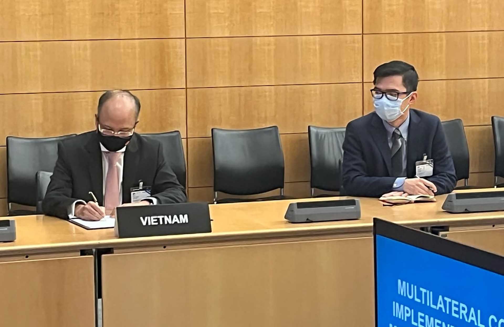 Đại sứ Việt Nam tại Pháp Đinh Toàn Thắng ký Công ước MLI. (Nguồn: ĐSQ Việt Nam tại Pháp)