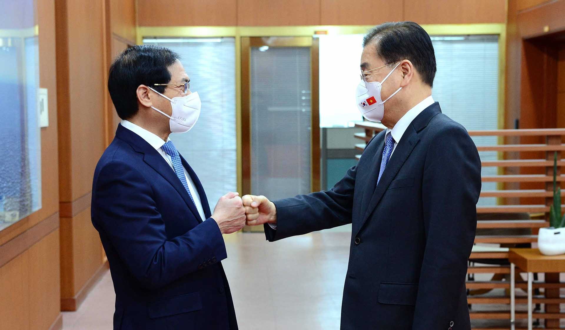 Bộ trưởng Ngoại giao Bùi Thanh Sơn và Bộ trưởng Ngoại giao Hàn Quốc Chung Eui-yong. (Nguồn: TTXVN)