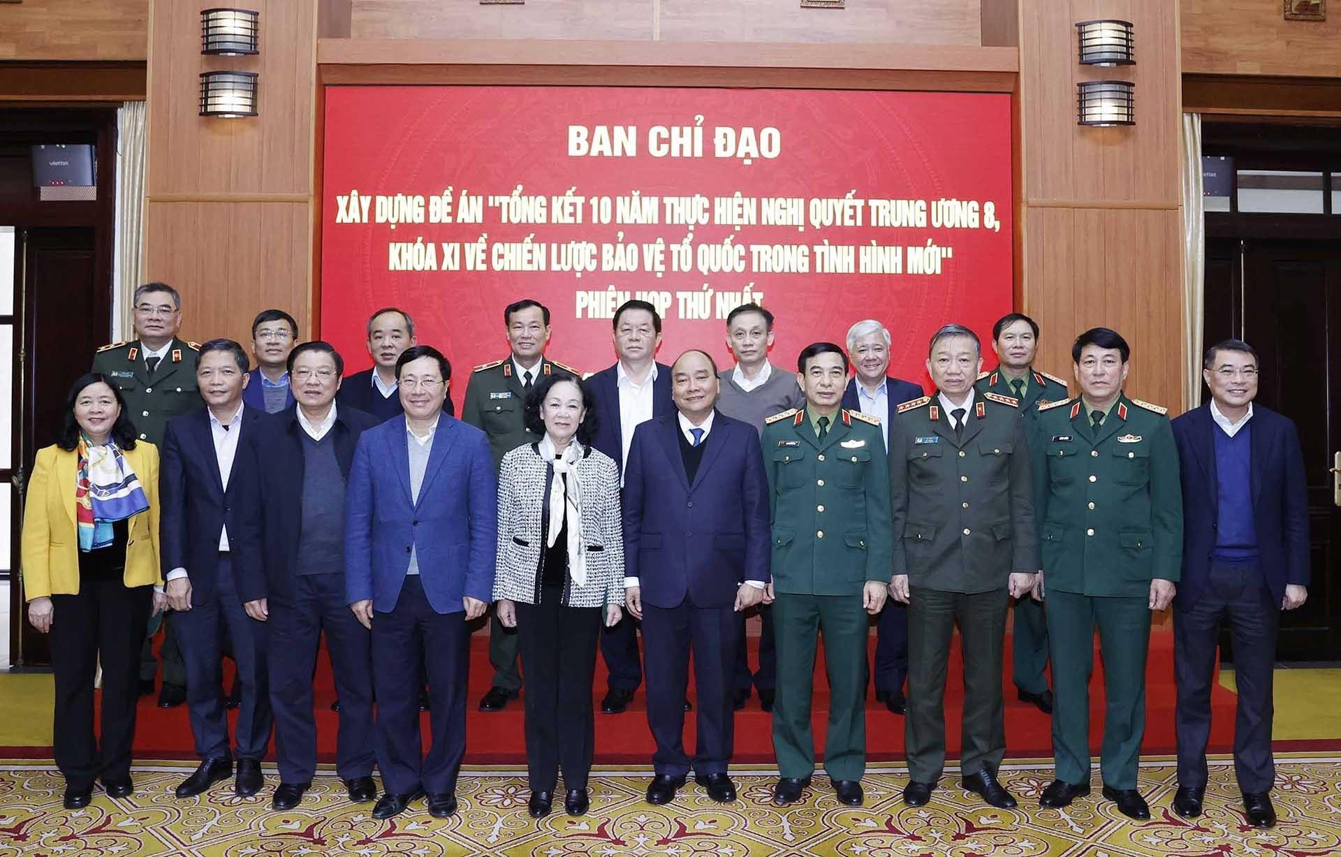 Chủ tịch nước Nguyễn Xuân Phúc và các thành viên Ban Chỉ đạo. (Nguồn: TTXVN)