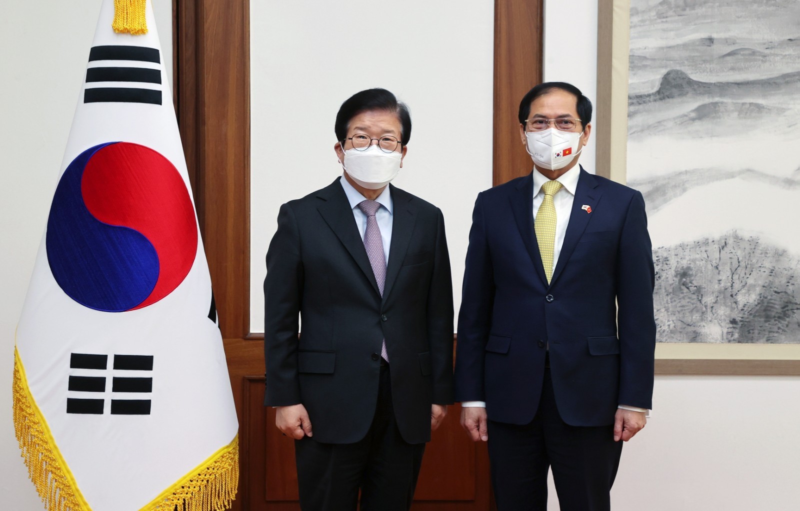 Bộ trưởng Ngoại giao Bùi Thanh Sơn hội kiến Chủ tịch Quốc hội Hàn Quốc Park Byeong-seug.