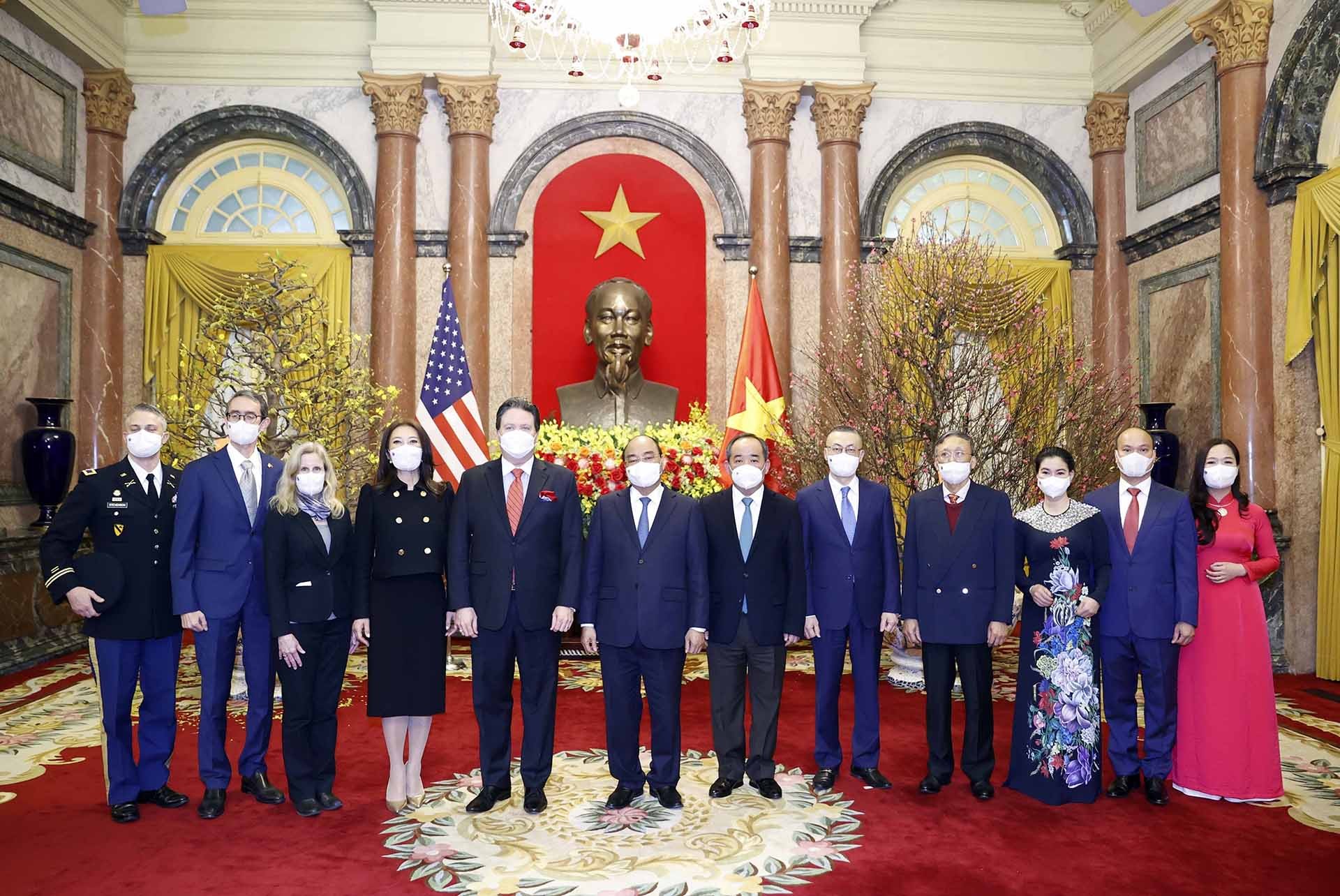Chủ tịch nước Nguyễn Xuân Phúc chụp ảnh lưu niệm với Đại sứ Hoa Kỳ Mare Evans Knapper và các đại biểu. (Nguồn: TTXVN)