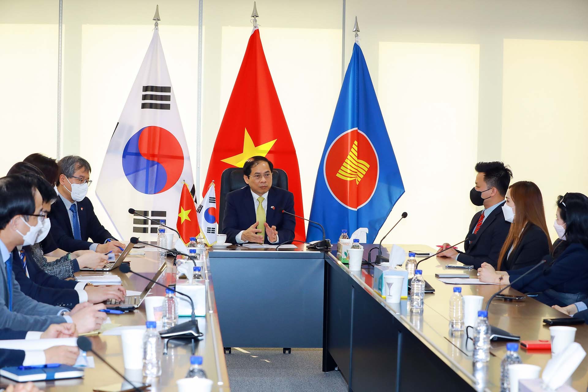 Bộ trưởng Ngoại giao Bùi Thanh Sơn gặp đại diện các tổ chức hội đoàn người Việt tại Hàn Quốc