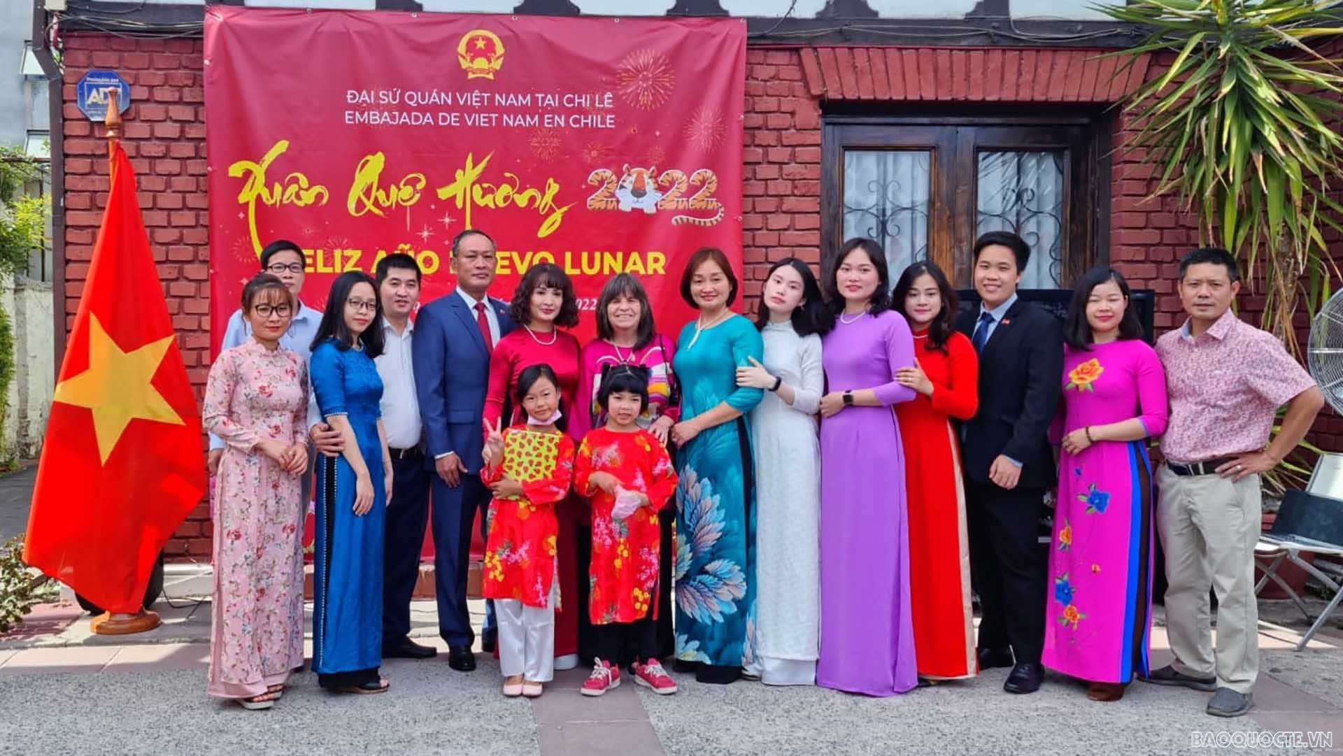Đại sứ và phu nhân cùng toàn thể cán bộ nhân viên Đại sứ quán và gia đình mừng Xuân quê hương 2022.