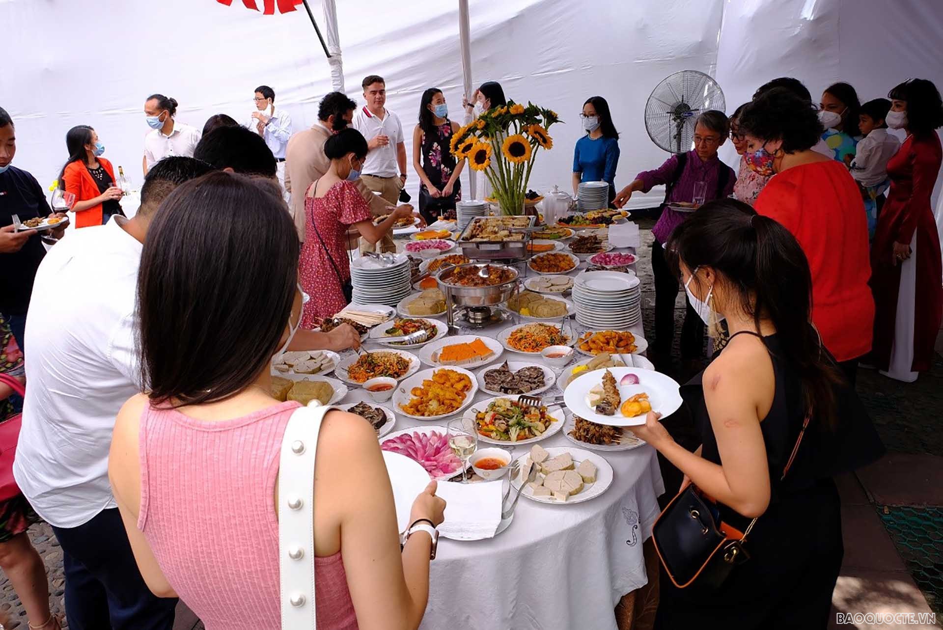 Kiều bào và khách mời thưởng thức ẩm thực truyền thống ngày Tết.