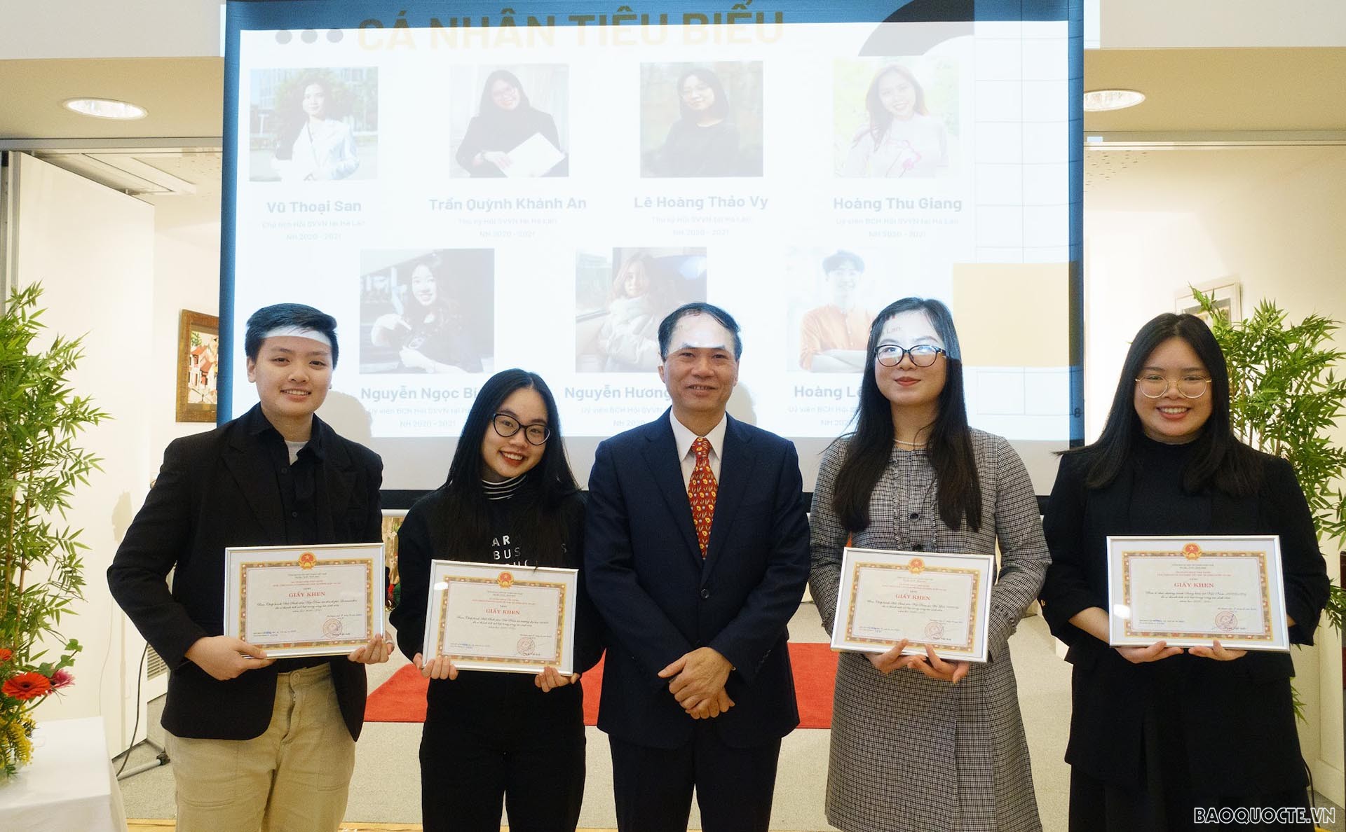 Đại sứ Phạm Việt Anh trao giấy khen cho các cá nhân và tập thể có đóng góp xuất sắc cho hoạt động, phong trào thanh niên sinh viên trong năm 2021.