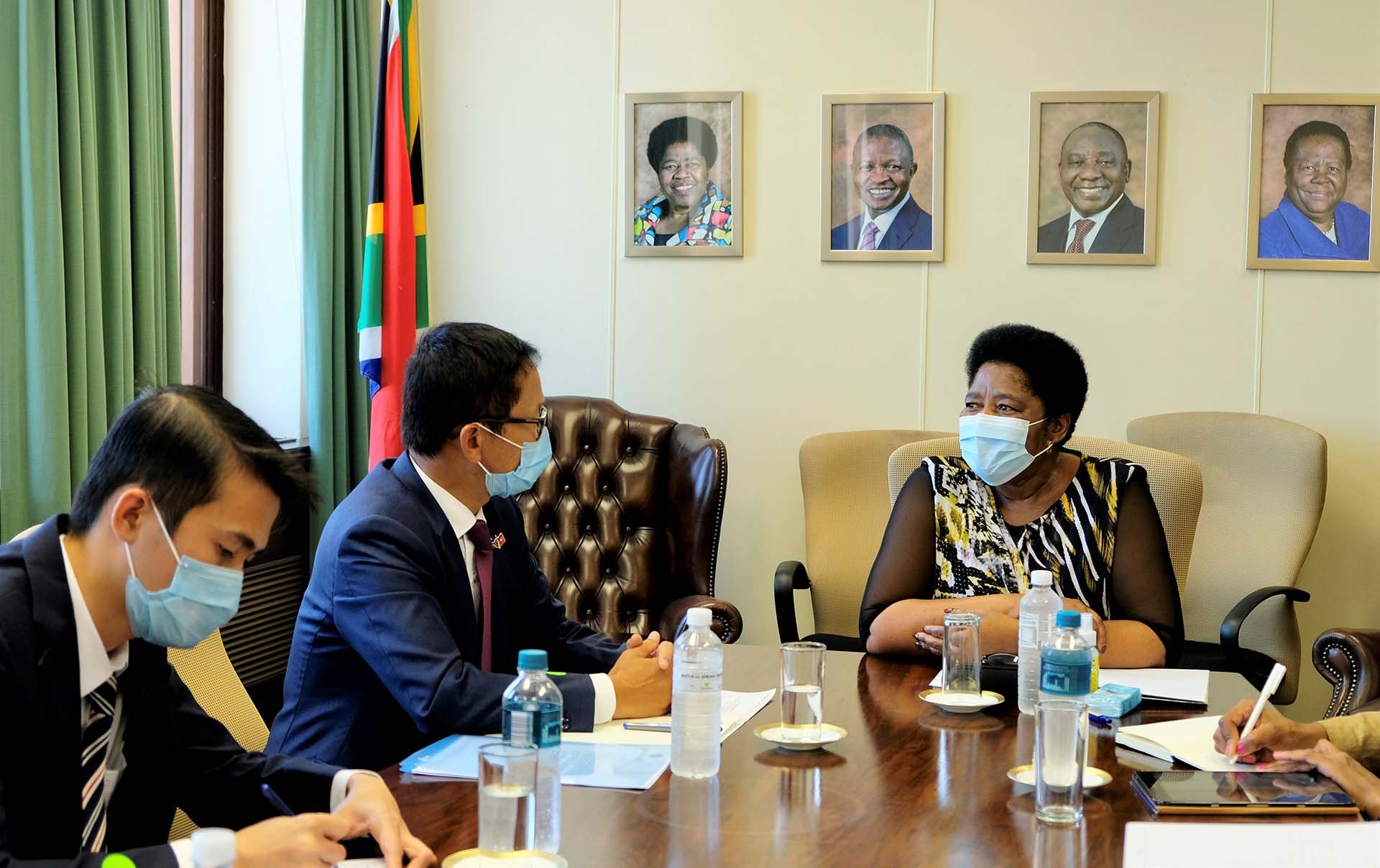 Đại sứ Hoàng Văn Lợi thăm và làm việc tại Cape Town, Nam Phi