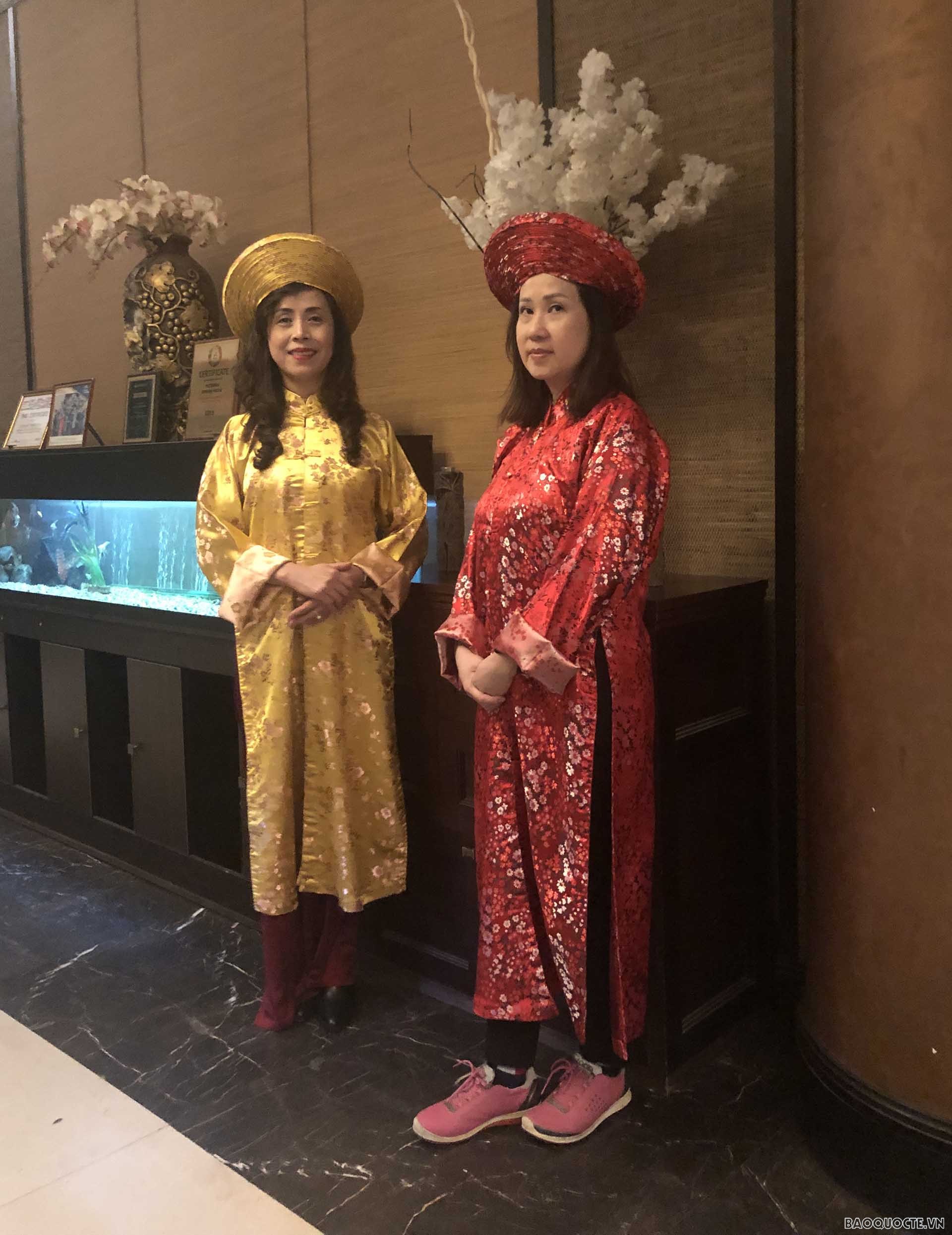 Tại buổi lễ giới thiệu ẩm thực, đích thân Đại sứ Việt Nam tại Kazakhstan cùng các cán bộ nhân viên Đại sứ quán Việt Nam trong trang phục quần áo dân tộc.