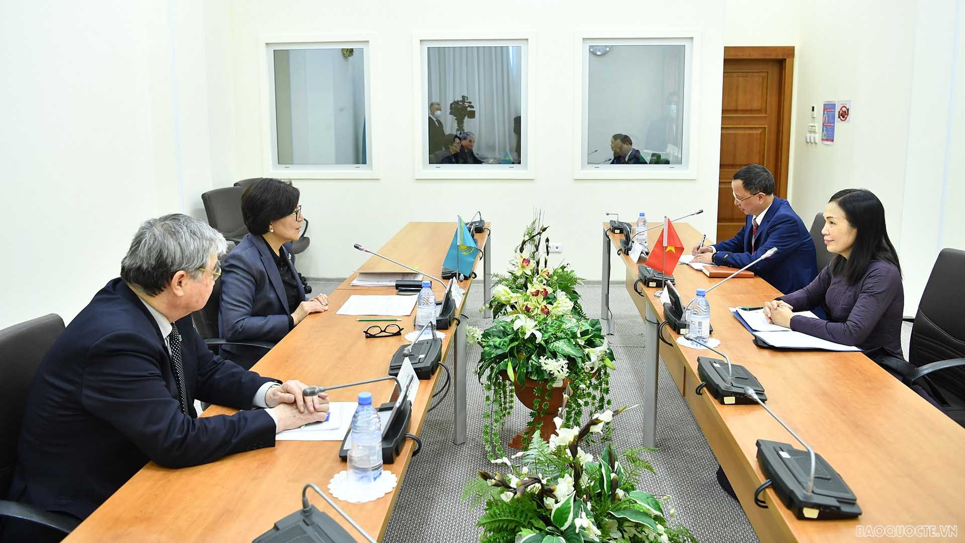 Bà Kuspan A.S, Chủ nhiệm Ủy ban Đối ngoại, Quốc phòng và An ninh, Hạ viện Kazakhstan tiếp Đại sứ Nguyễn Thị Hồng Oanh.