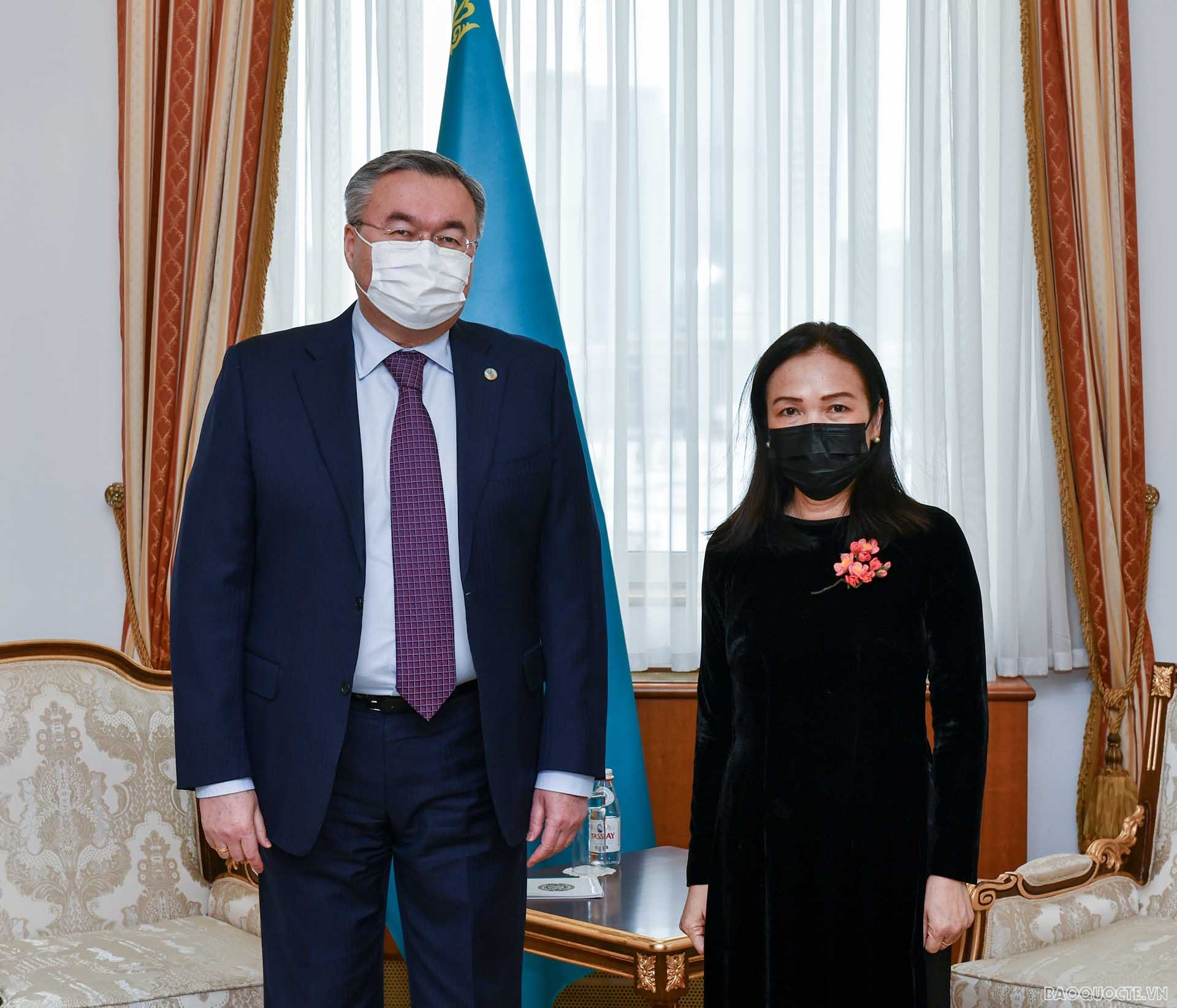 Phó Thủ tướng, Bộ trưởng Ngoại giao Kazakhstan Mukhtar Tileuberdi tiếp Đại sứ Nguyễn Thị Hồng Oanh.