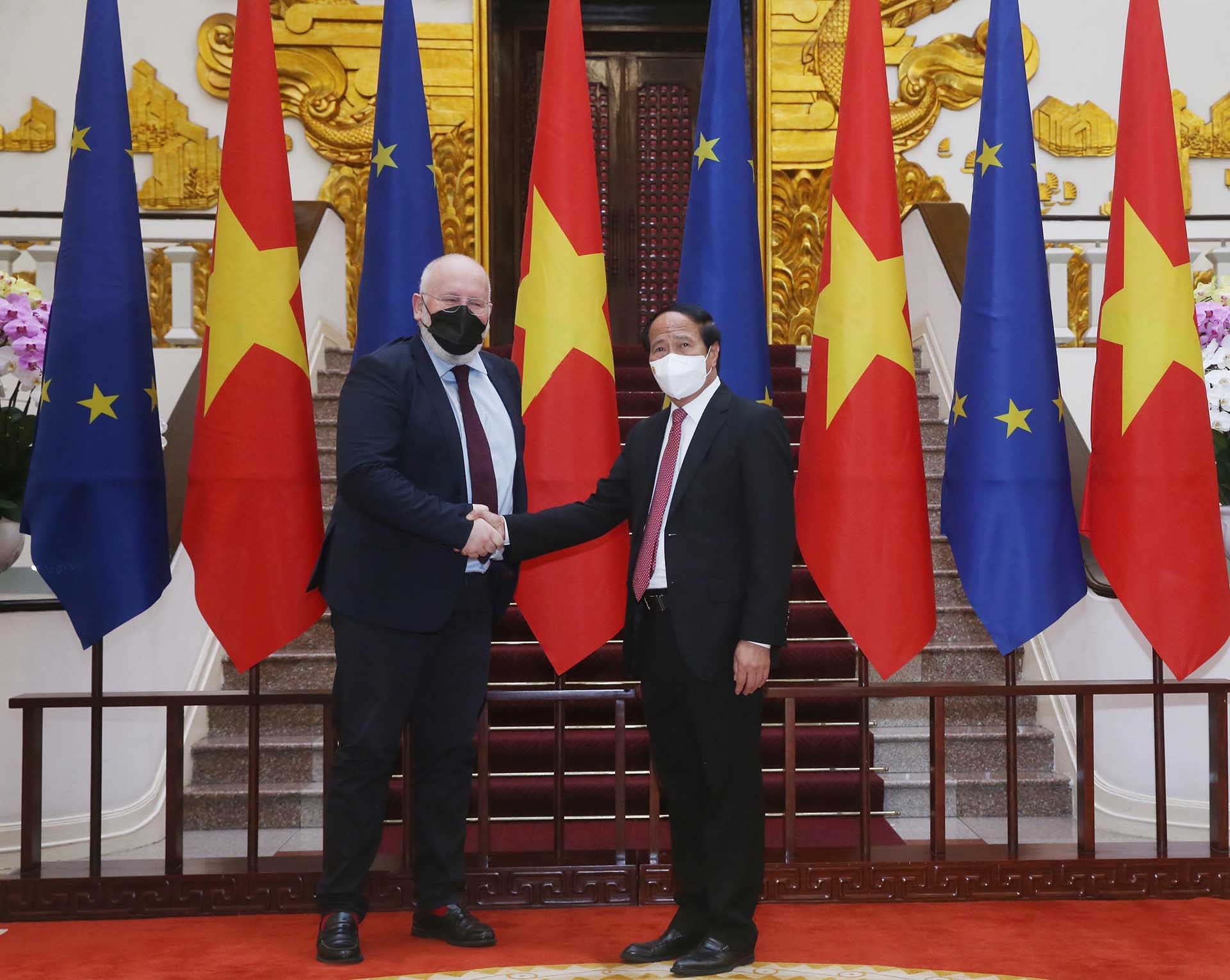 Phó Thủ tướng Lê Văn Thành đón Phó Chủ tịch điều hành Ủy ban châu Âu Frans Timmermans. (Nguồn:  TTXVN)