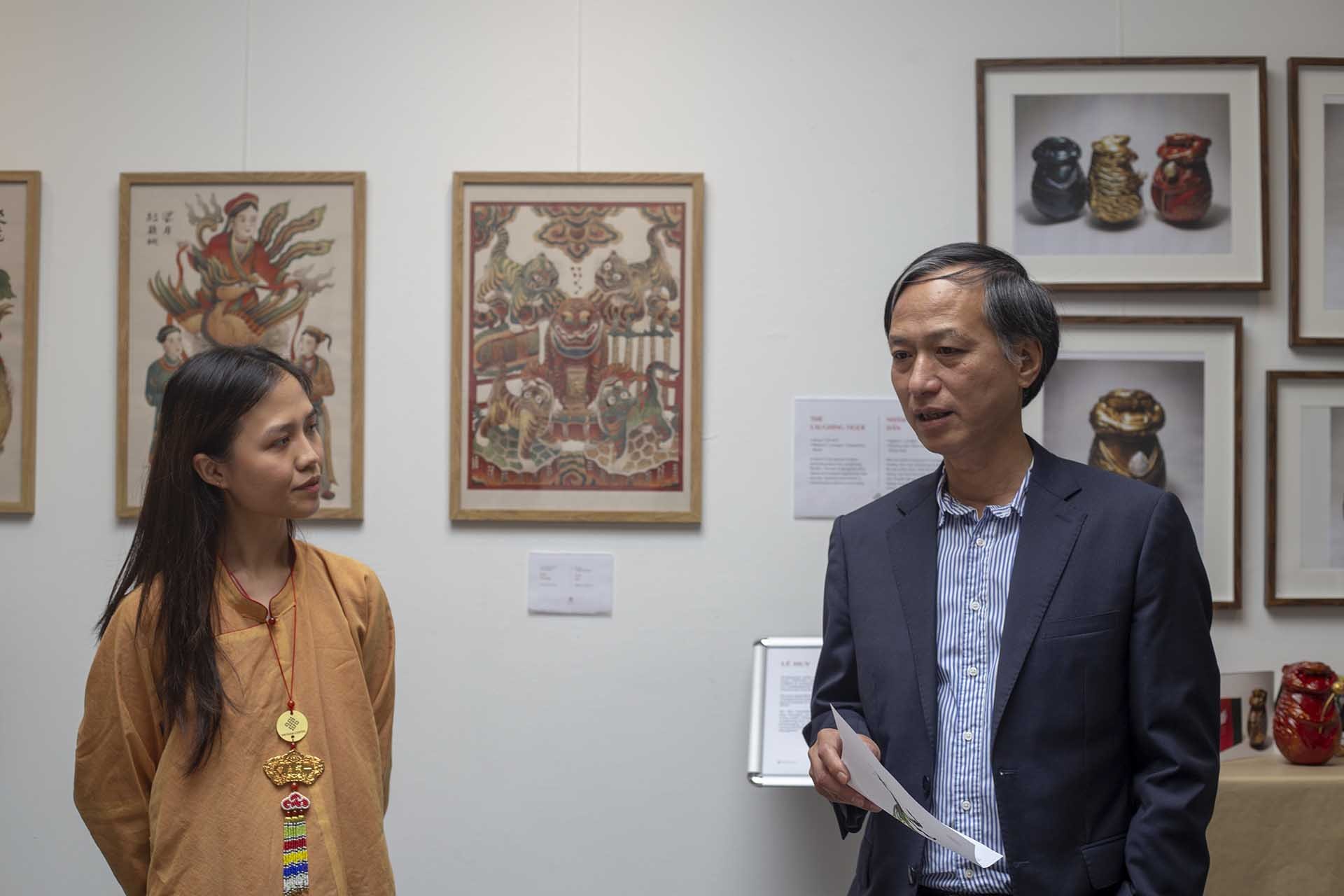 Đại sứ Nguyễn Tất Thành thăm quan triển lãm “Happy New Tết” tại Canberra của Trung tâm Việt Nam.