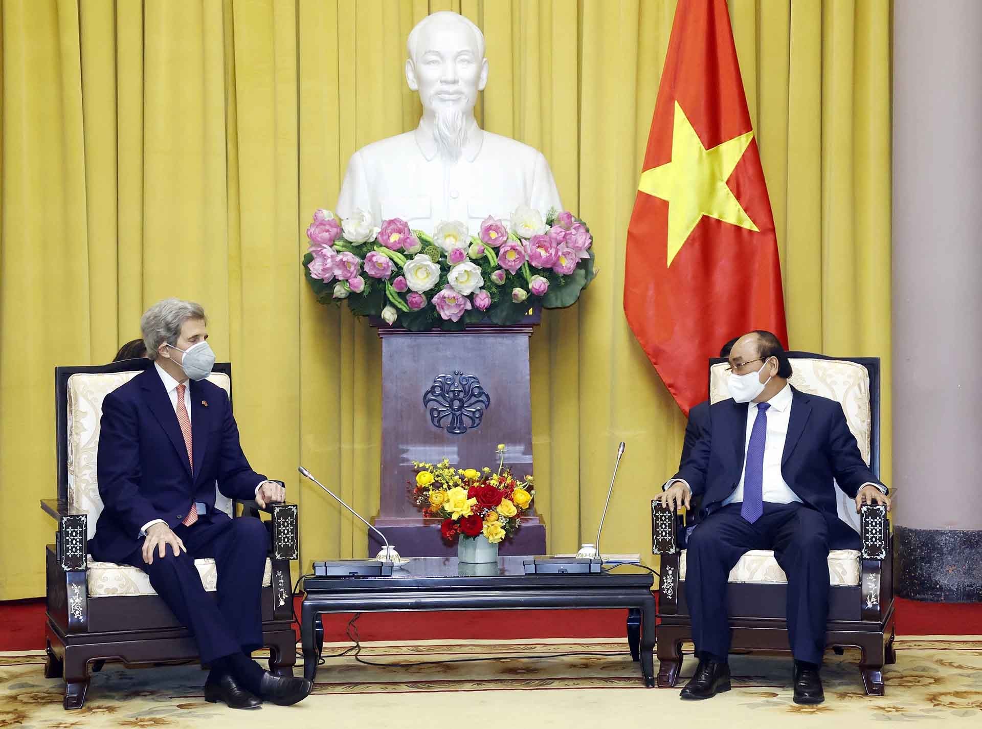 Chủ tịch nước Nguyễn Xuân Phúc tiếp Đặc phái viên của Tổng thống Hoa Kỳ John Kerry. (Nguồn: TTXVN)